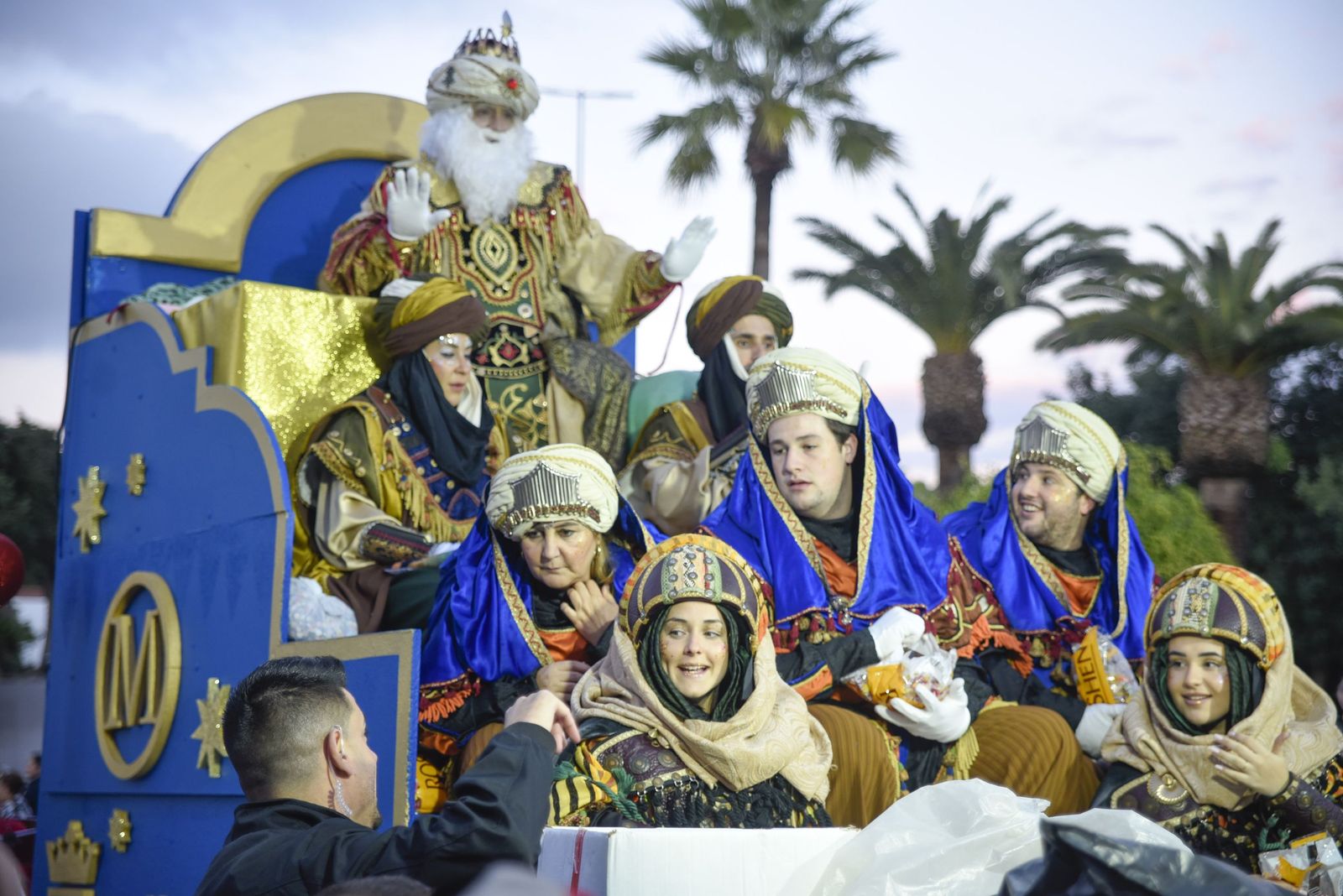 Búscate en las fotos de la cabalgata de Reyes Magos 2026 en San Roque