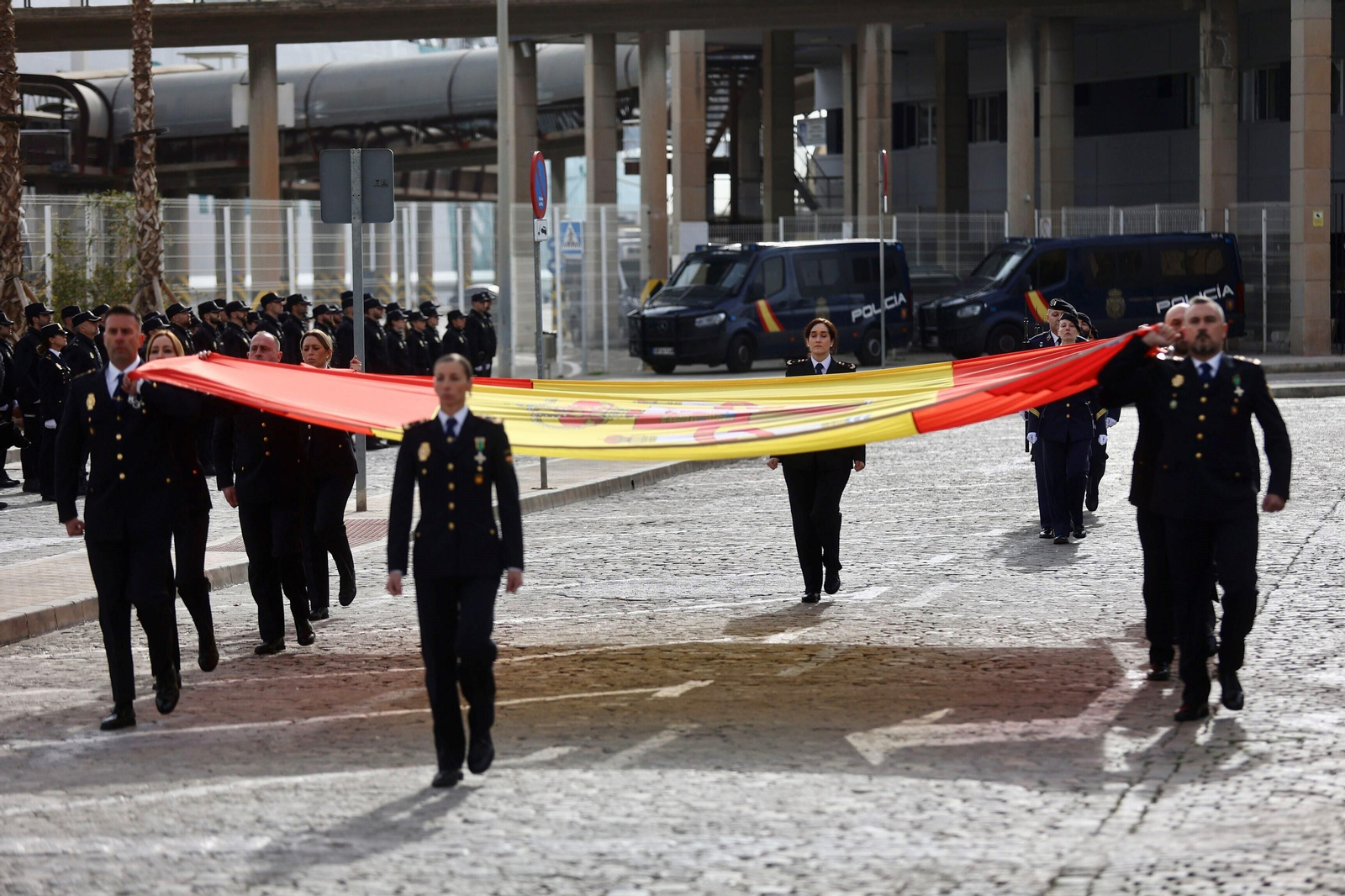 Málaga sopla 200 velas con la Policía Nacional.