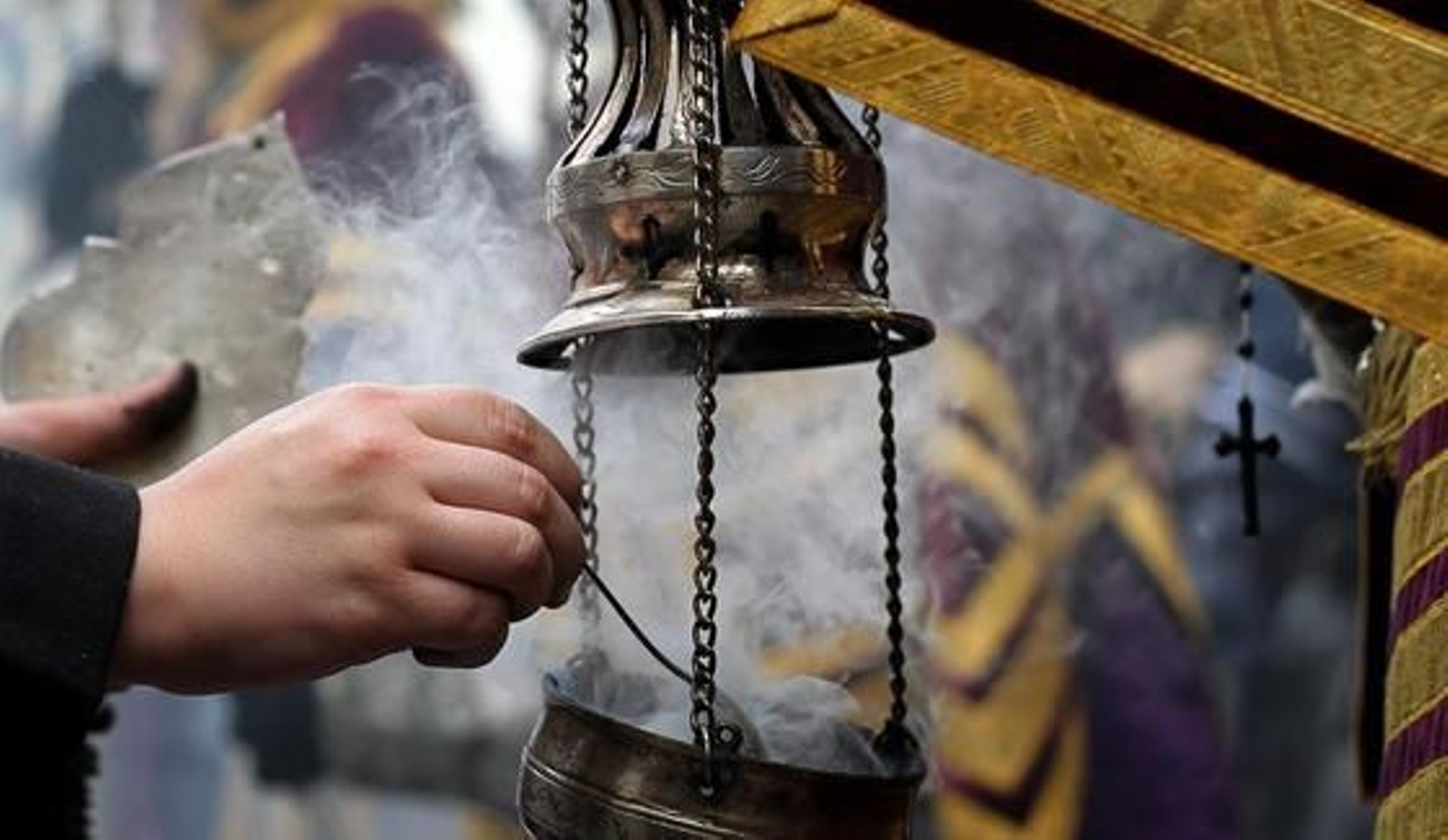 Un monaguillo echa incienso cuidadosamente para anunciar la llegada de Nuestra Señora de Las Angustias.

Foto: Miguel Ángel González