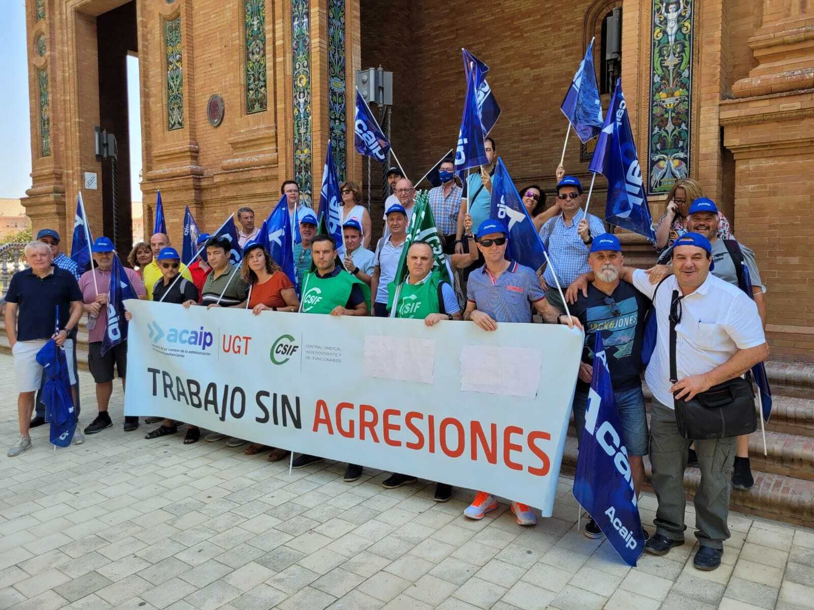 Funcionarios de Cádiz en la concentración celebrada en la capital hispalense.