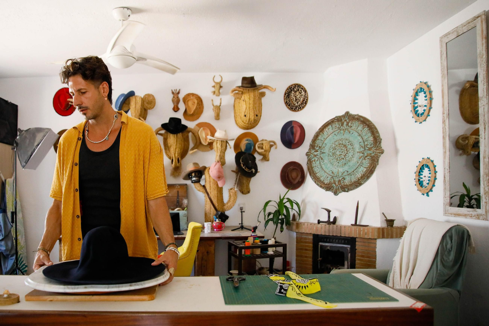 Imágenes del proceso creativo en sombreros de Alejandro Mateo