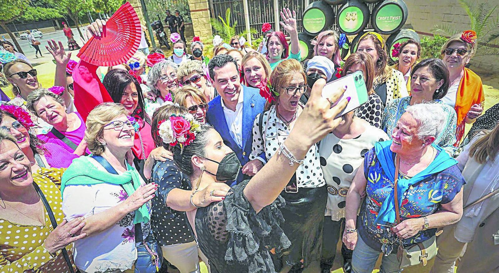 Juanma Moreno, rodeado de mujeres en la Feria del Caballo de 2022.