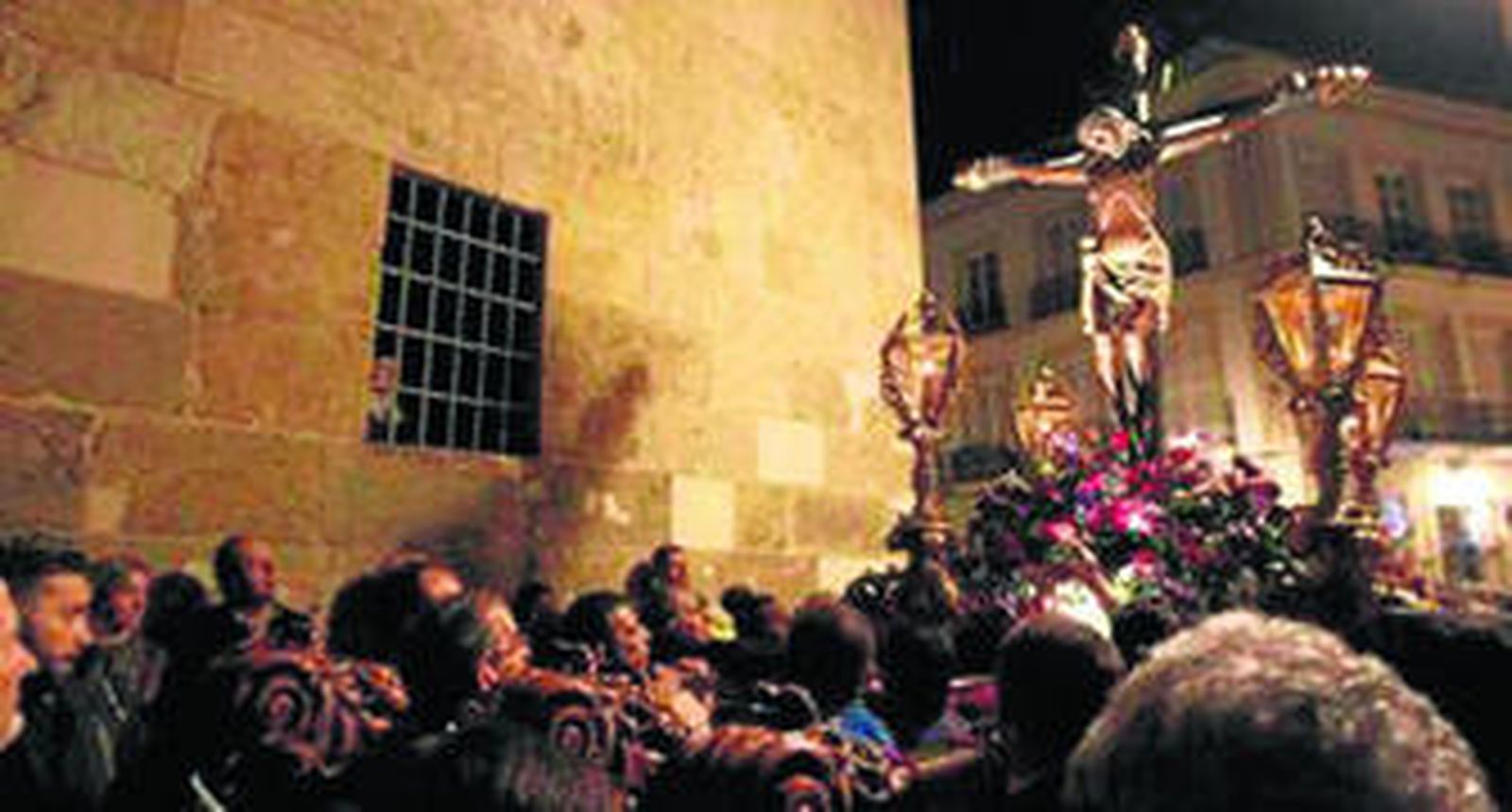 Cientos de personas arroparon al Cristo de la Escucha durante su Estación de Penitencia por toda la ciudad.