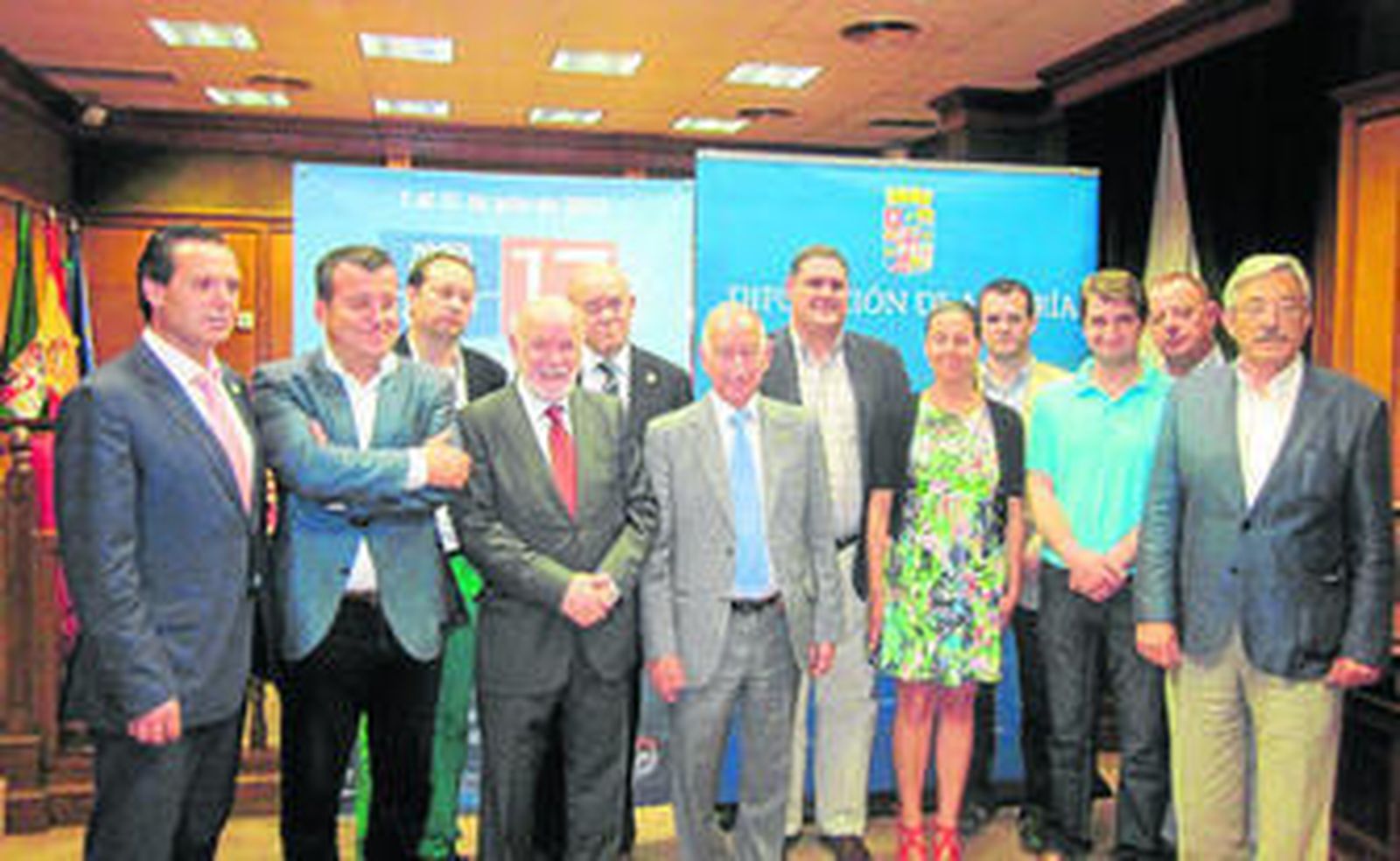 El rector Pedro Molina y el presidente de la Diputación, con los alcaldes y otros representantes de la UAL y la institución provincial.