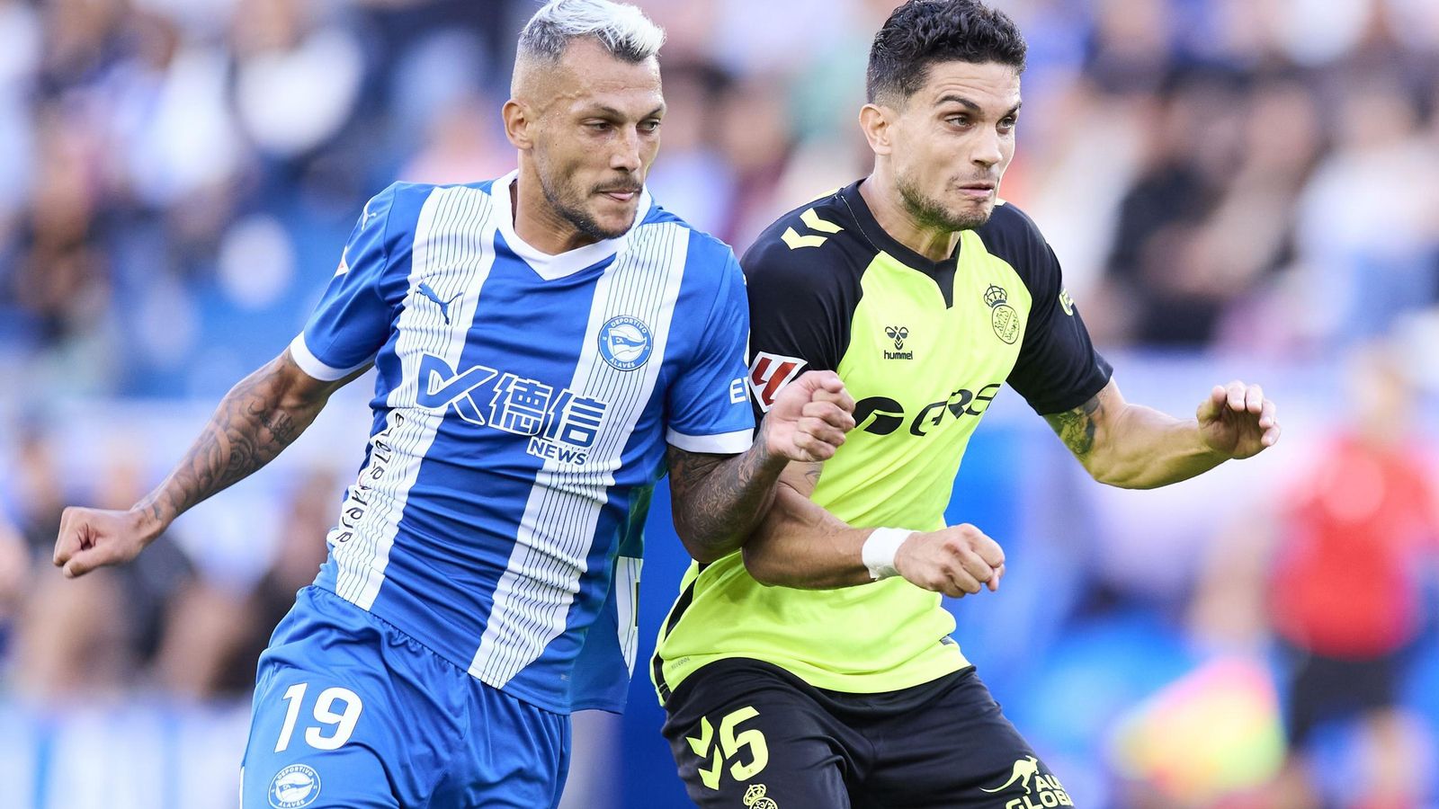 Stoichkov y Bartra chocan.