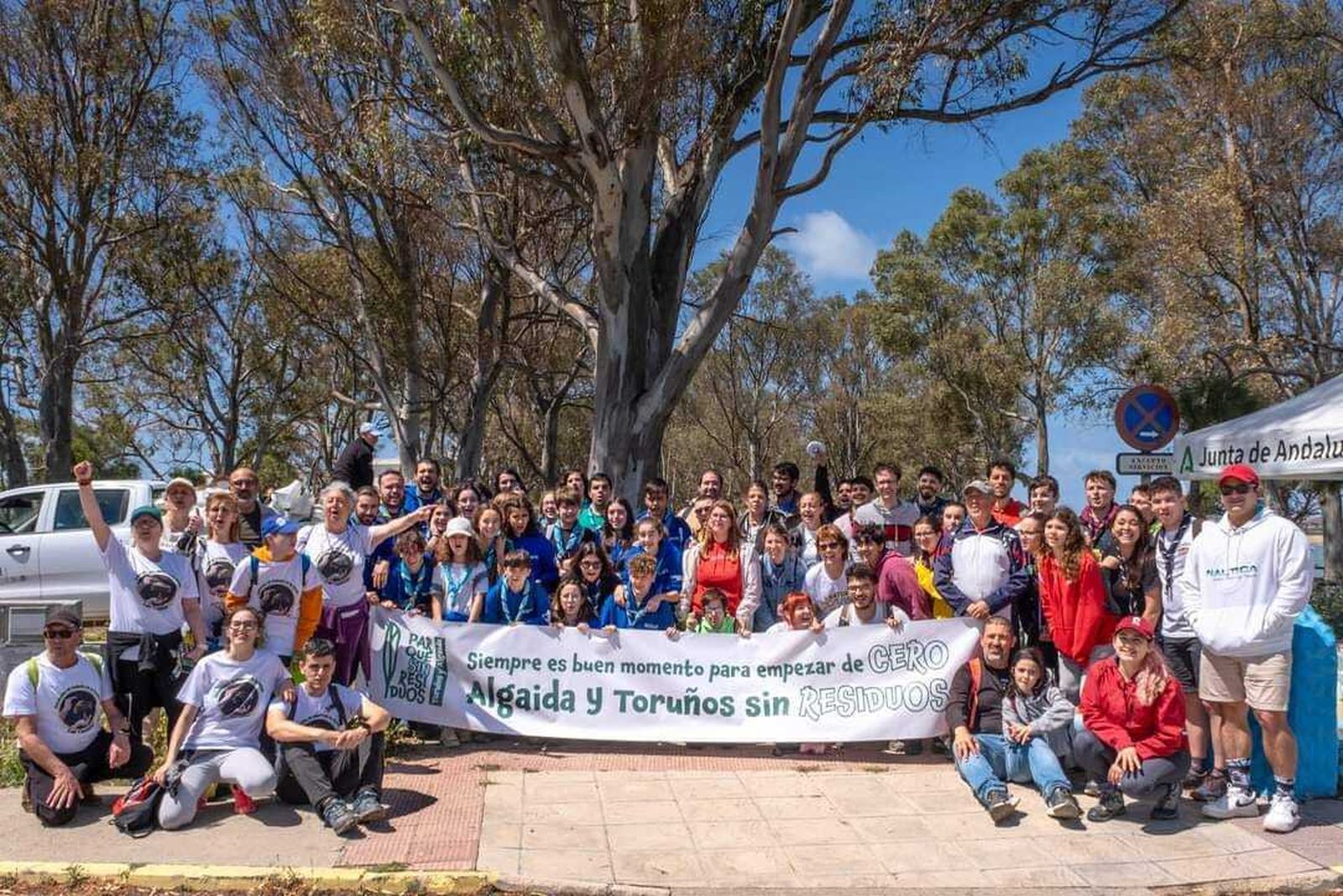 Foto de familia con la mayor parte de los voluntarios de la limpieza ambiental