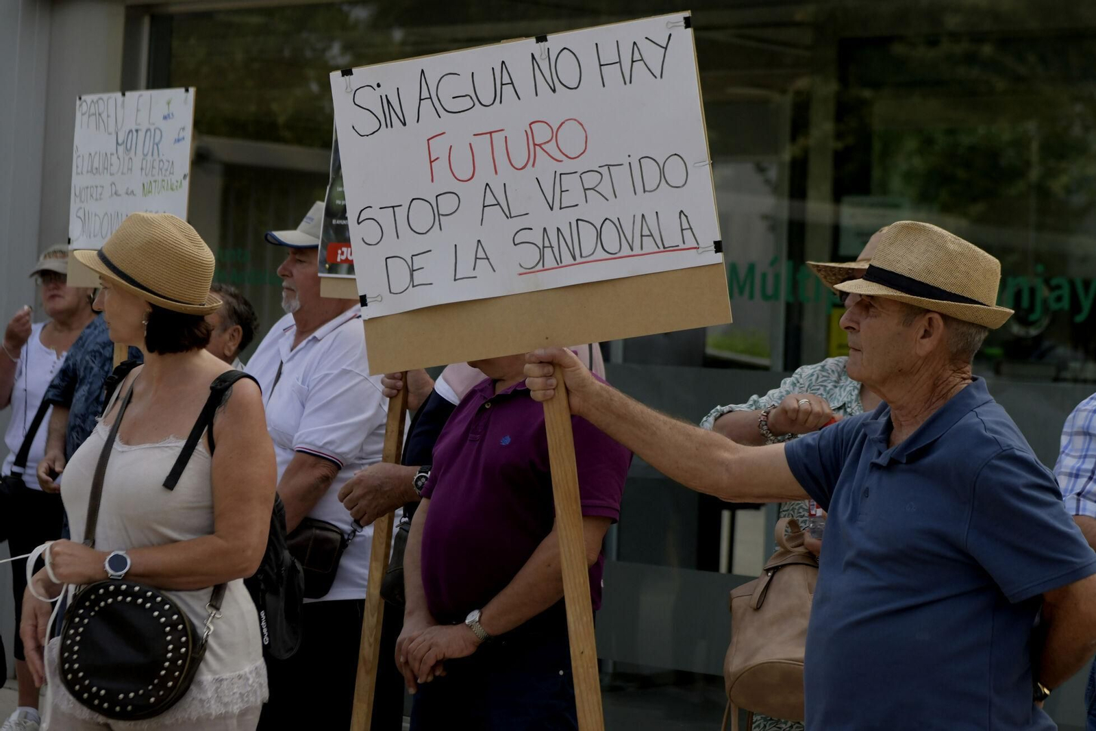 Regantes de La Sandovala "en pie de guerra" por la extracción ilegal de agua del acuífero del río Seco