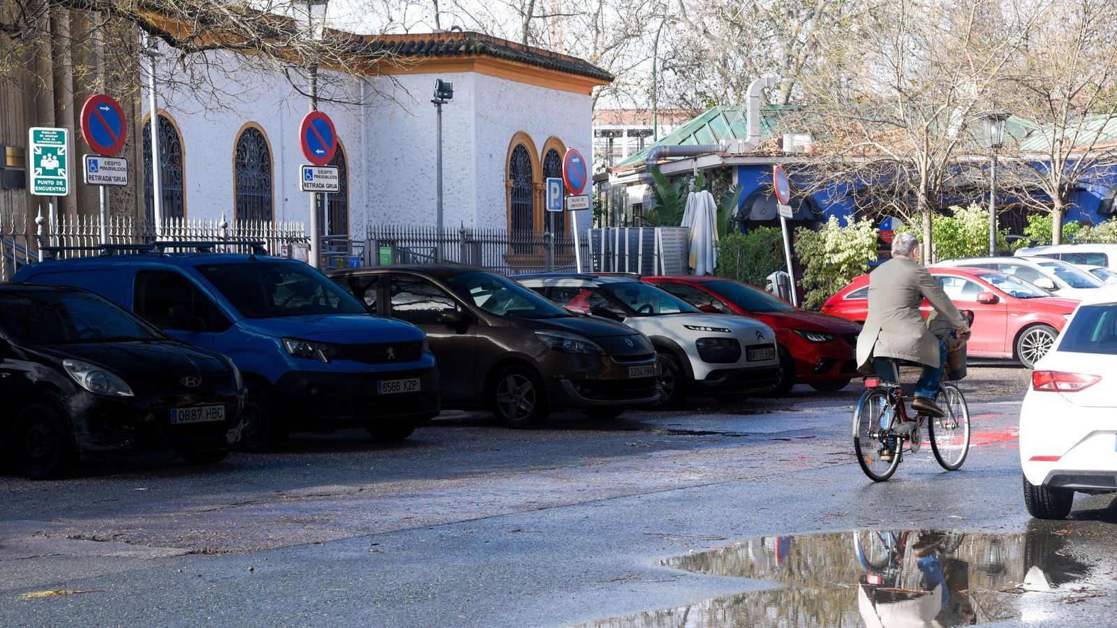 El aparcamiento indiscriminado, uno de los problemas en el entorno del Lope de Vega