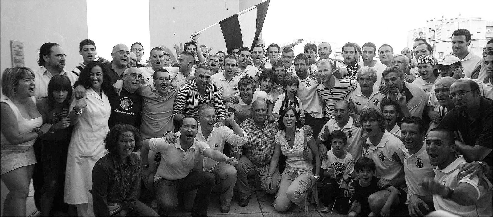Plantilla de la Balona y acompañantes celebran el ascenso en el Museo el Itsmo, al regreso de Miranda