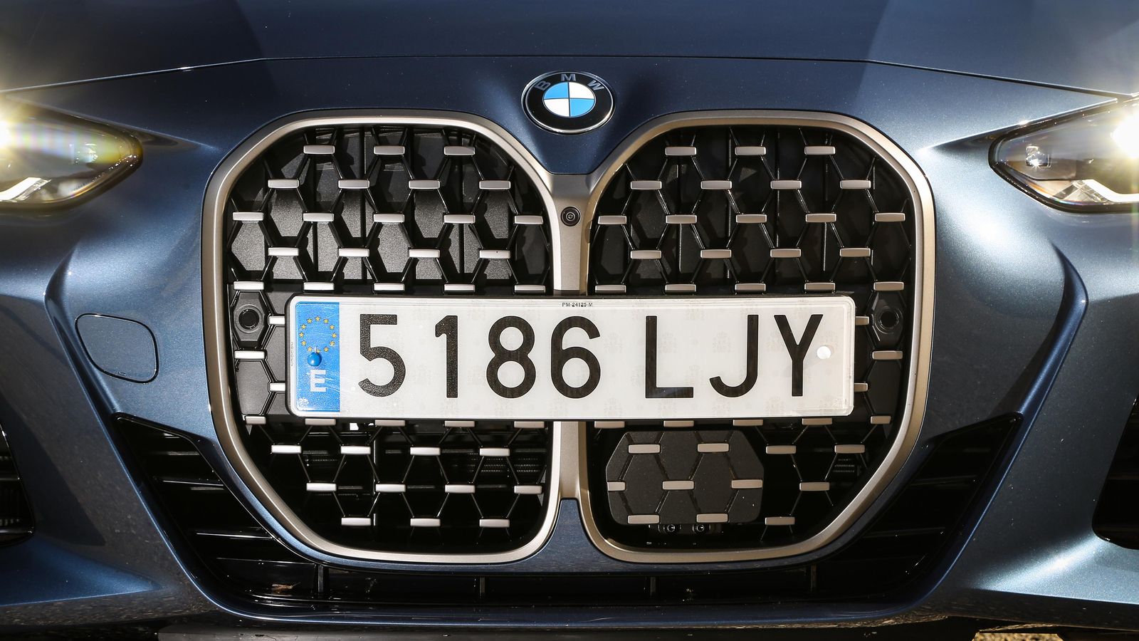 La enorme parrilla frontal tiene la posibilidad de cerrarse para mejorar la aerodinámica y abrirse cuando hace falta refrigeración para el motor.