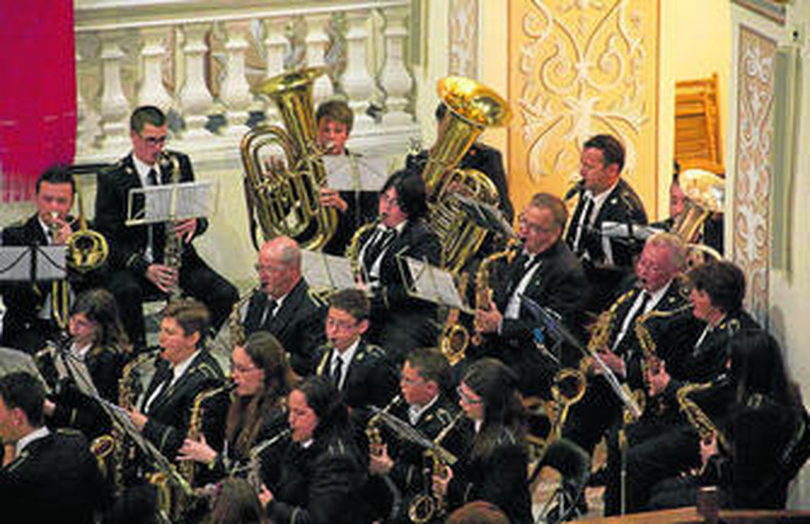 Los músicos interpretan una de las piezas incluidas en el programa.