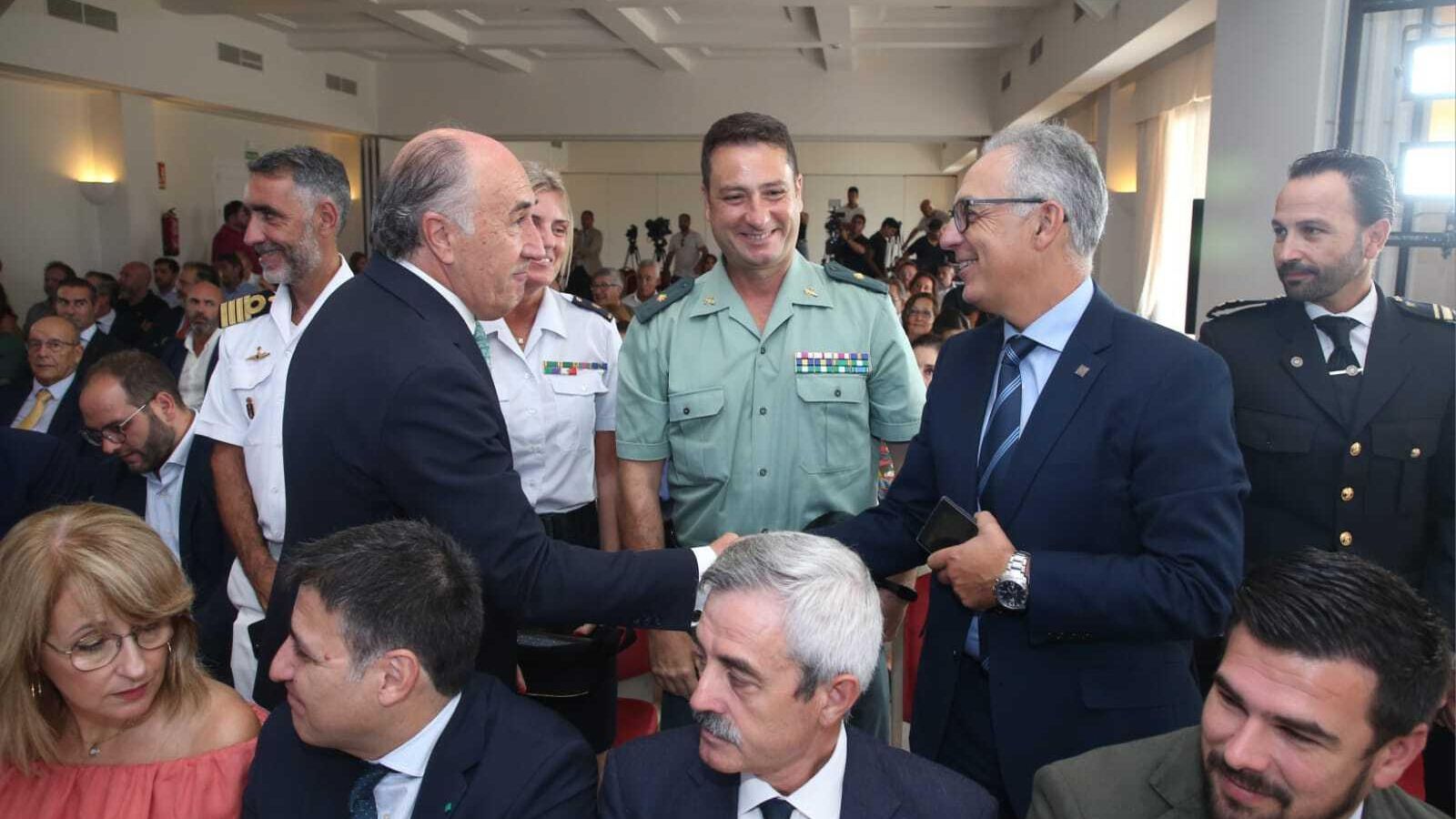 El alcalde de Algeciras, José Ignacio Landaluce, saluda al presidente en funciones de la Mancomunidad, Juan Lozano, en su último acto oficial. El alcalde de Algeciras, José Ignacio Landaluce, saluda al presidente en funciones de la Mancomunidad, Juan Lozano, en su último acto oficial.