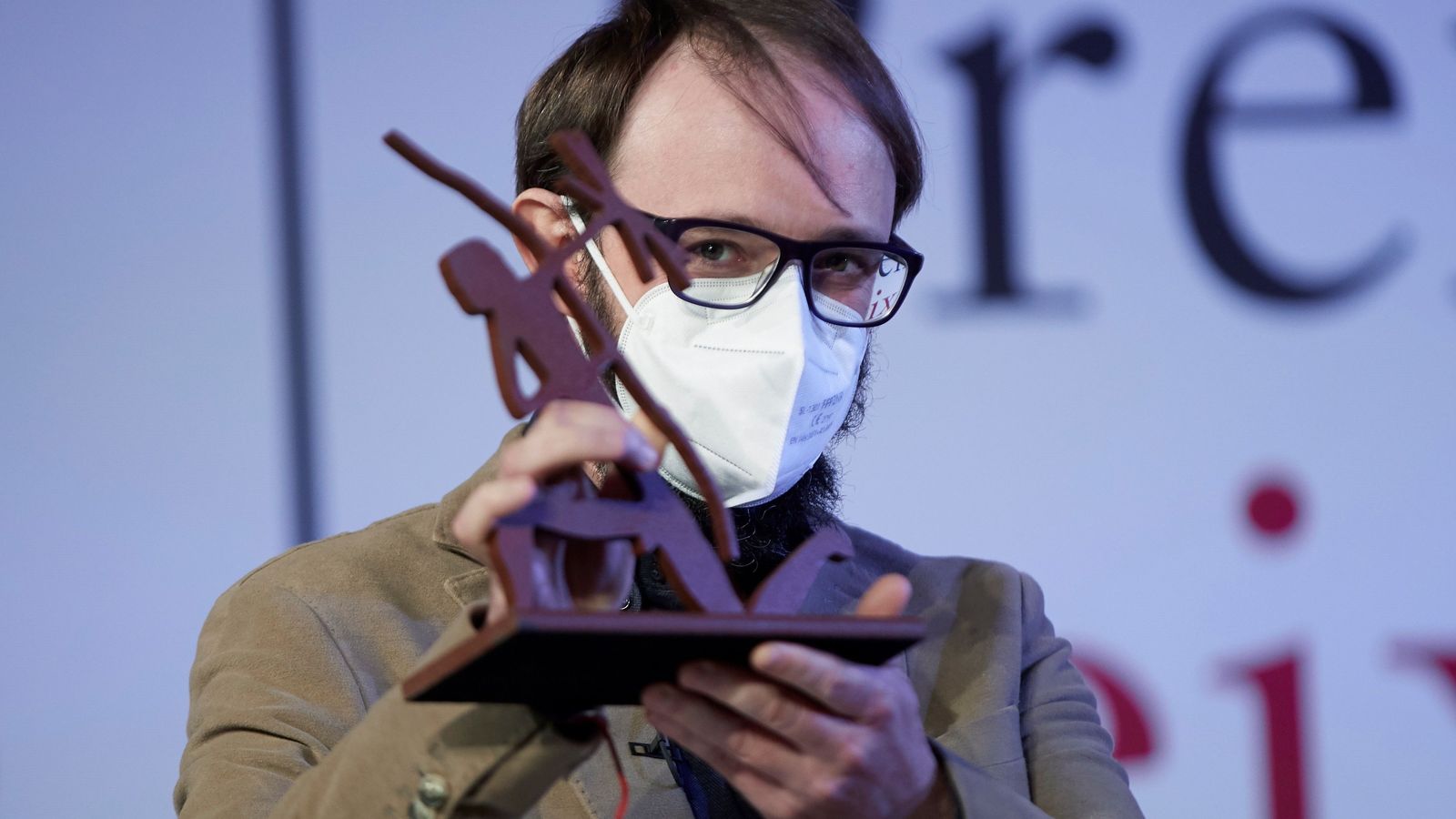 Juan Manuel Gil, con el Premio Biblioteca Breve.