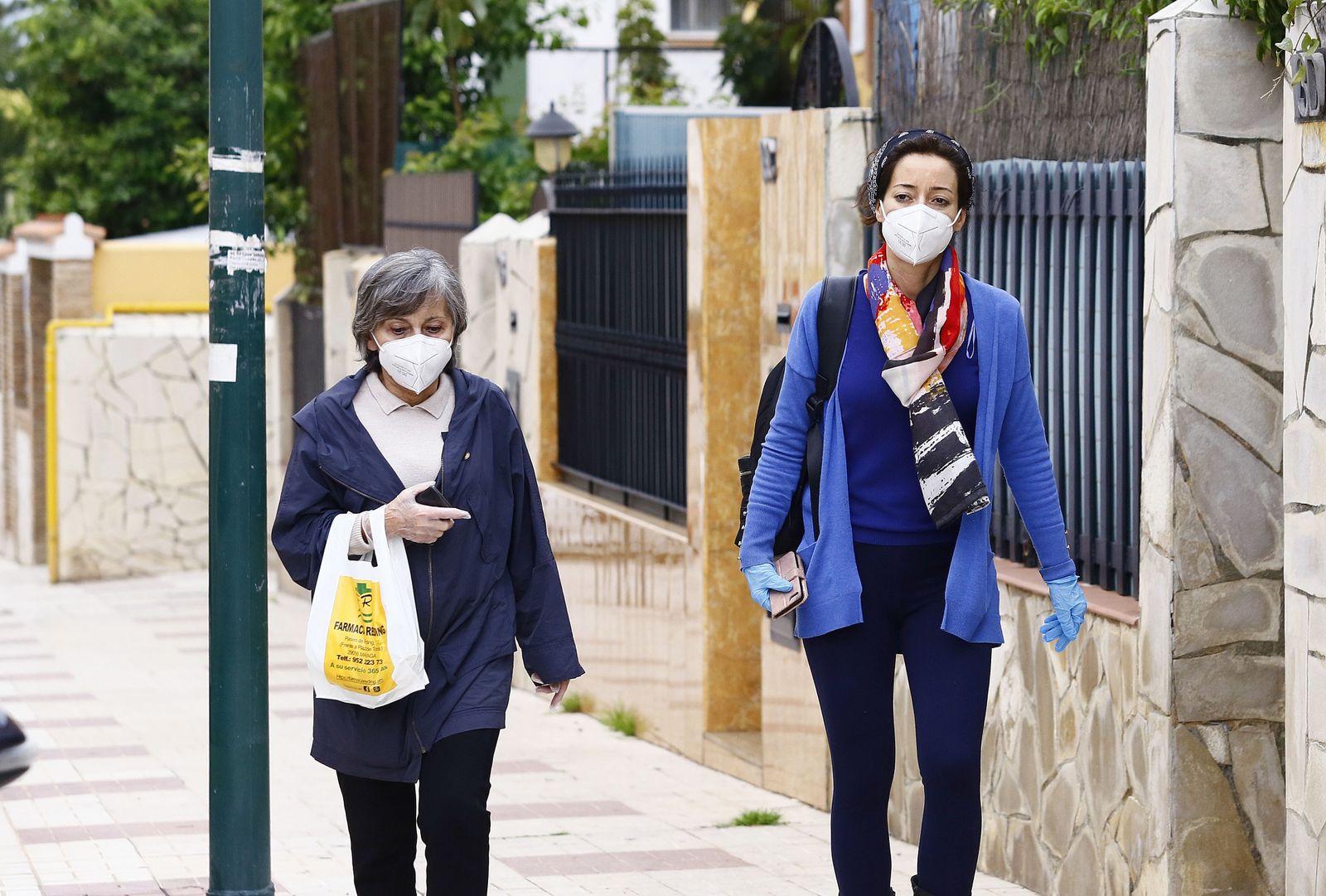 Rosa Francia, a la izquierda, este pasado domingo saliendo del hospital acompañada de una hija