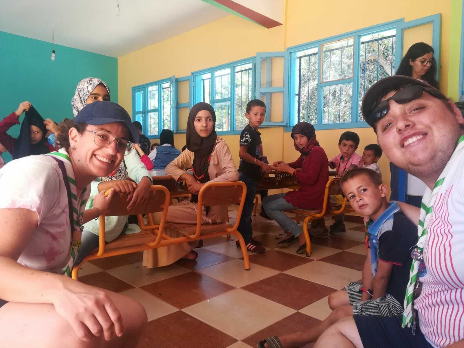 Los jóvenes scouts en las actividades con niños marroquíes.