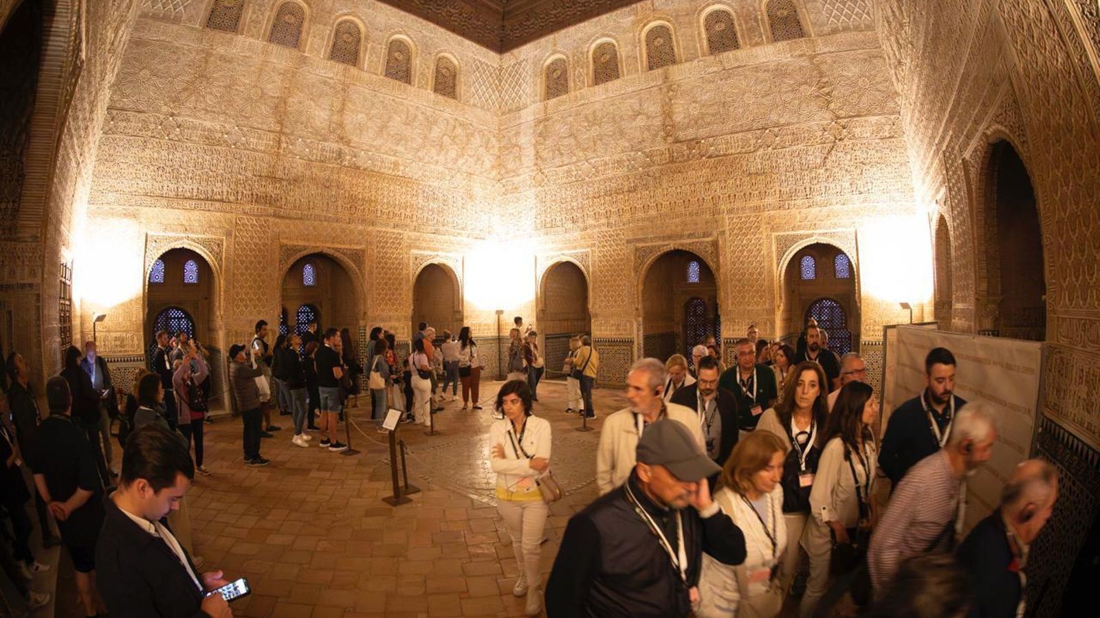 Los visitantes disfrutando del amanecer desde la Torre del Trono
