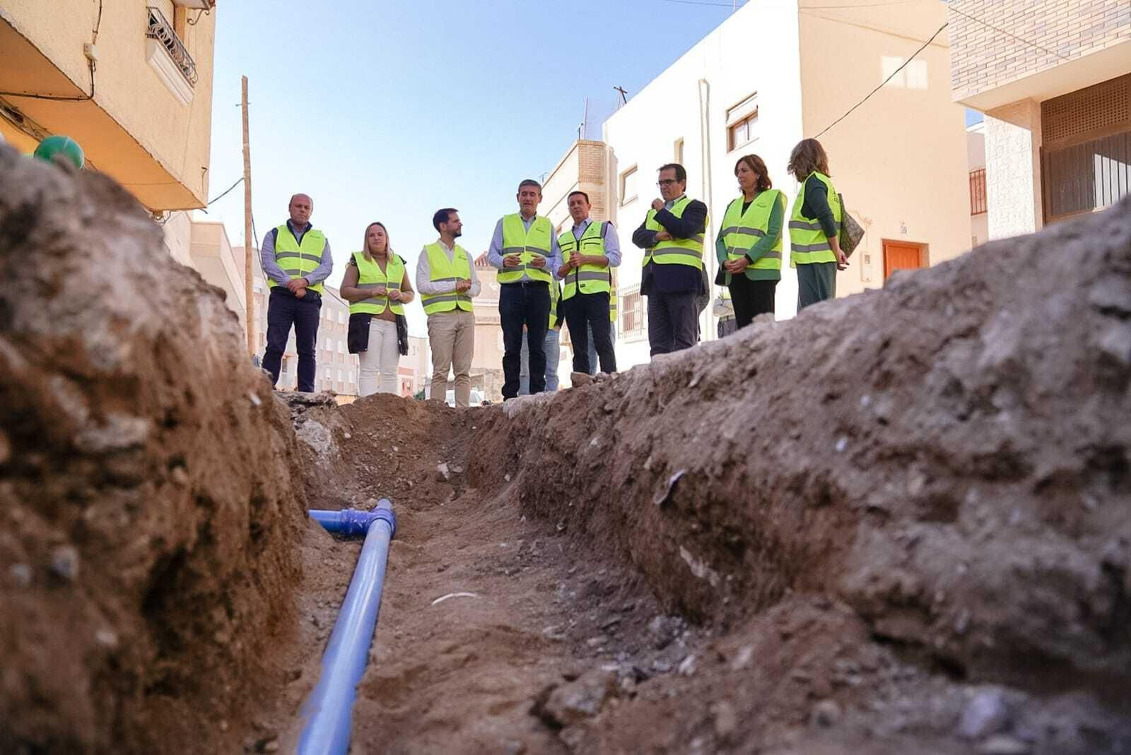 El equipo de gobierno mirando uno de los socavones de las obras.