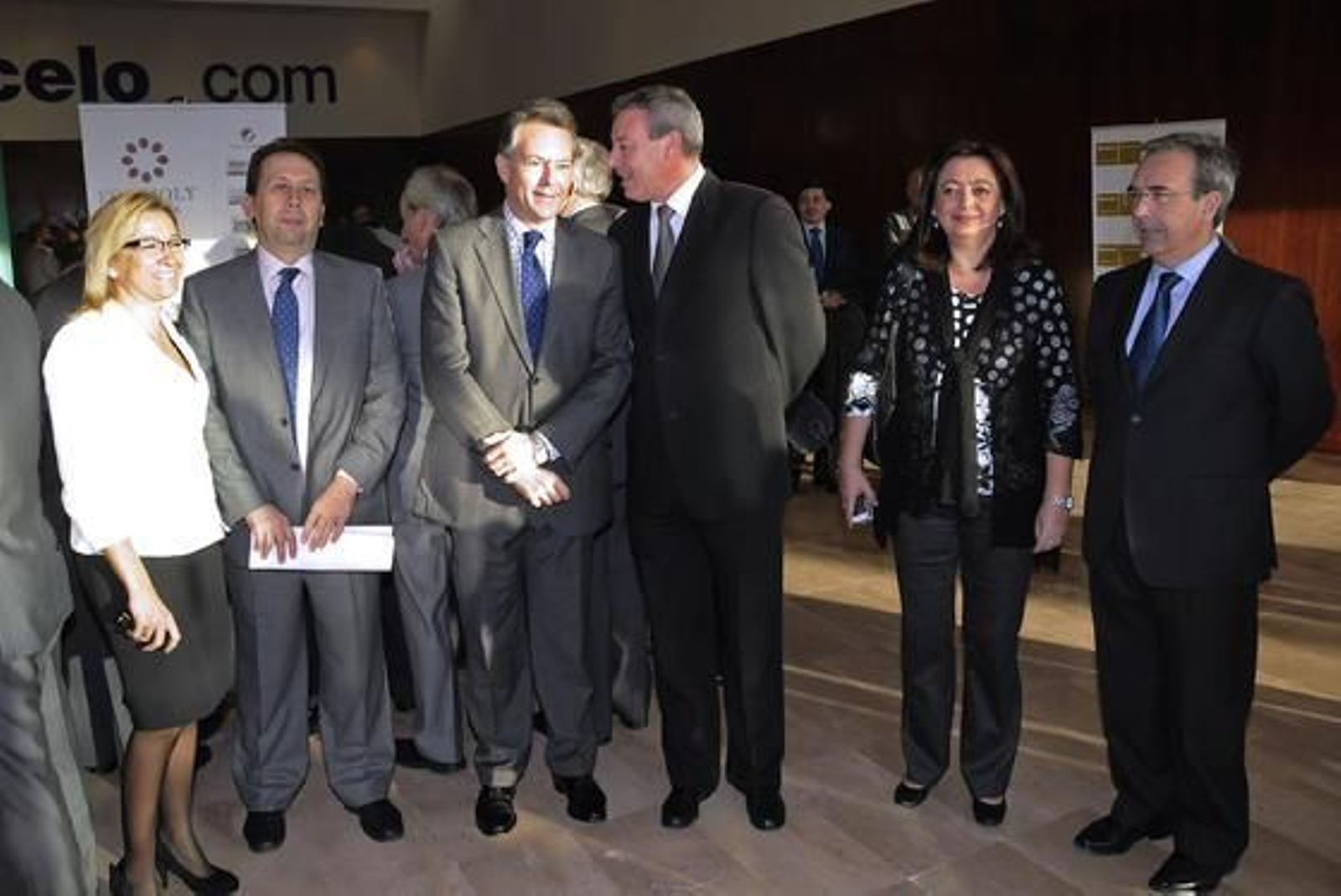 Carmen Tovar, delegada de la Junta en Sevilla; José Antonio Carrizosa; José Joly, presidente del Grupo Joly; Francisco Álvarez de la Chica; la consejera de Presidencia, Mar Moreno, y Juan Carlos Fernández, director general del Grupo Joly.

Foto: Juan Carlos V?uez / Victoria Hidalgo