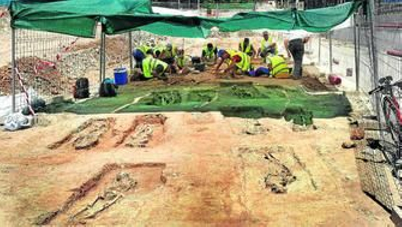 Los enterramientos en fosa simple aparecidos en las nuevas excavaciones iniciadas en el solar de Santa Clara, en la parcela donde se construirán los pisos de Suvipuerto. Los enterramientos en fosa simple aparecidos en las nuevas excavaciones iniciadas en el solar de Santa Clara, en la parcela donde se construirán los pisos de Suvipuerto.