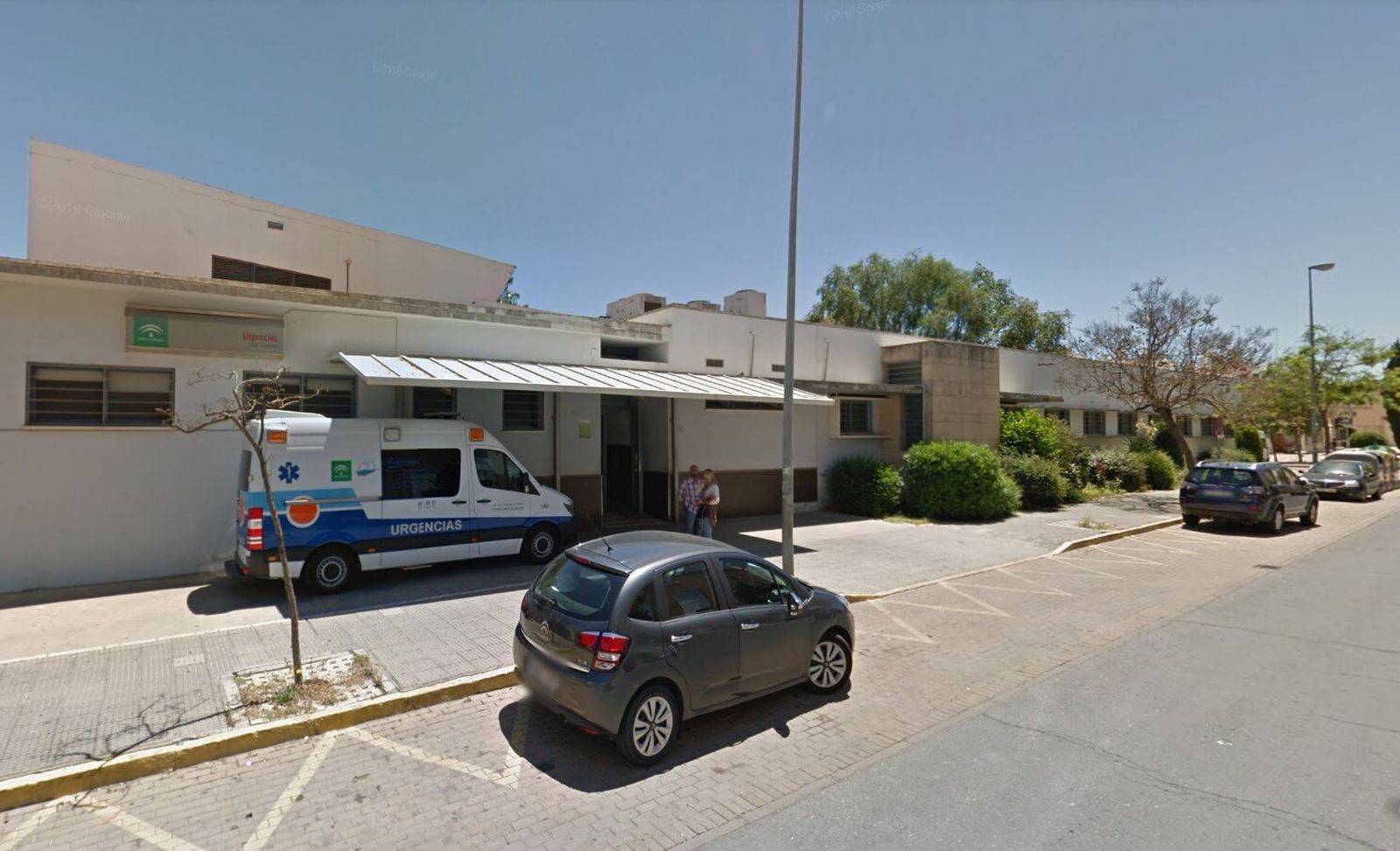 Acceso al área de urgencias del centro de salud de Isla Cristina.