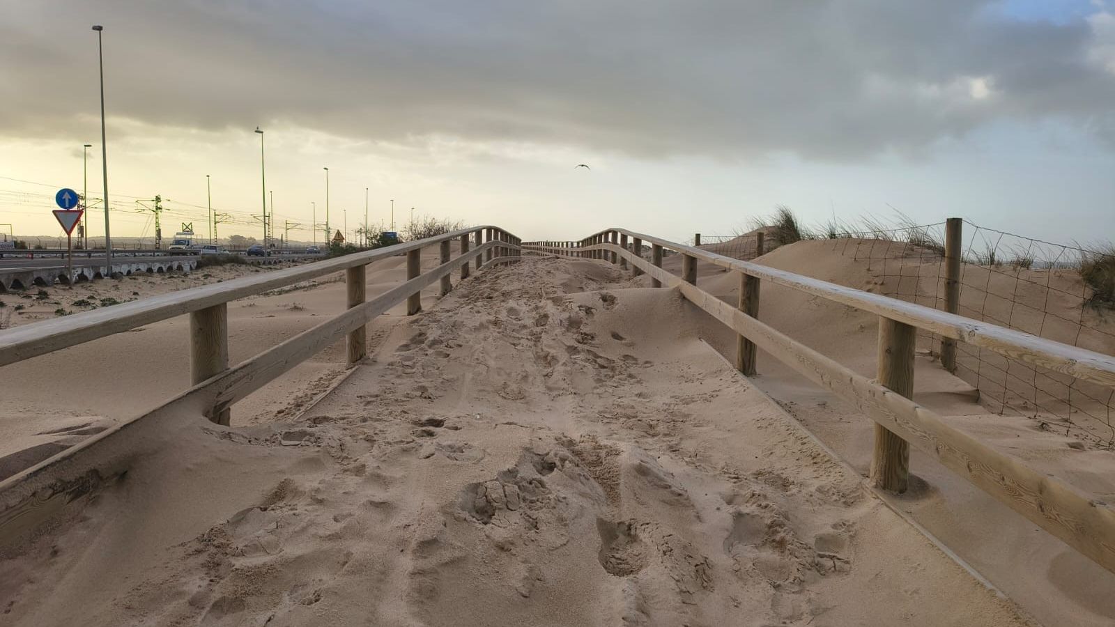 Otro de los tramos enterrados del carril cicloturista.