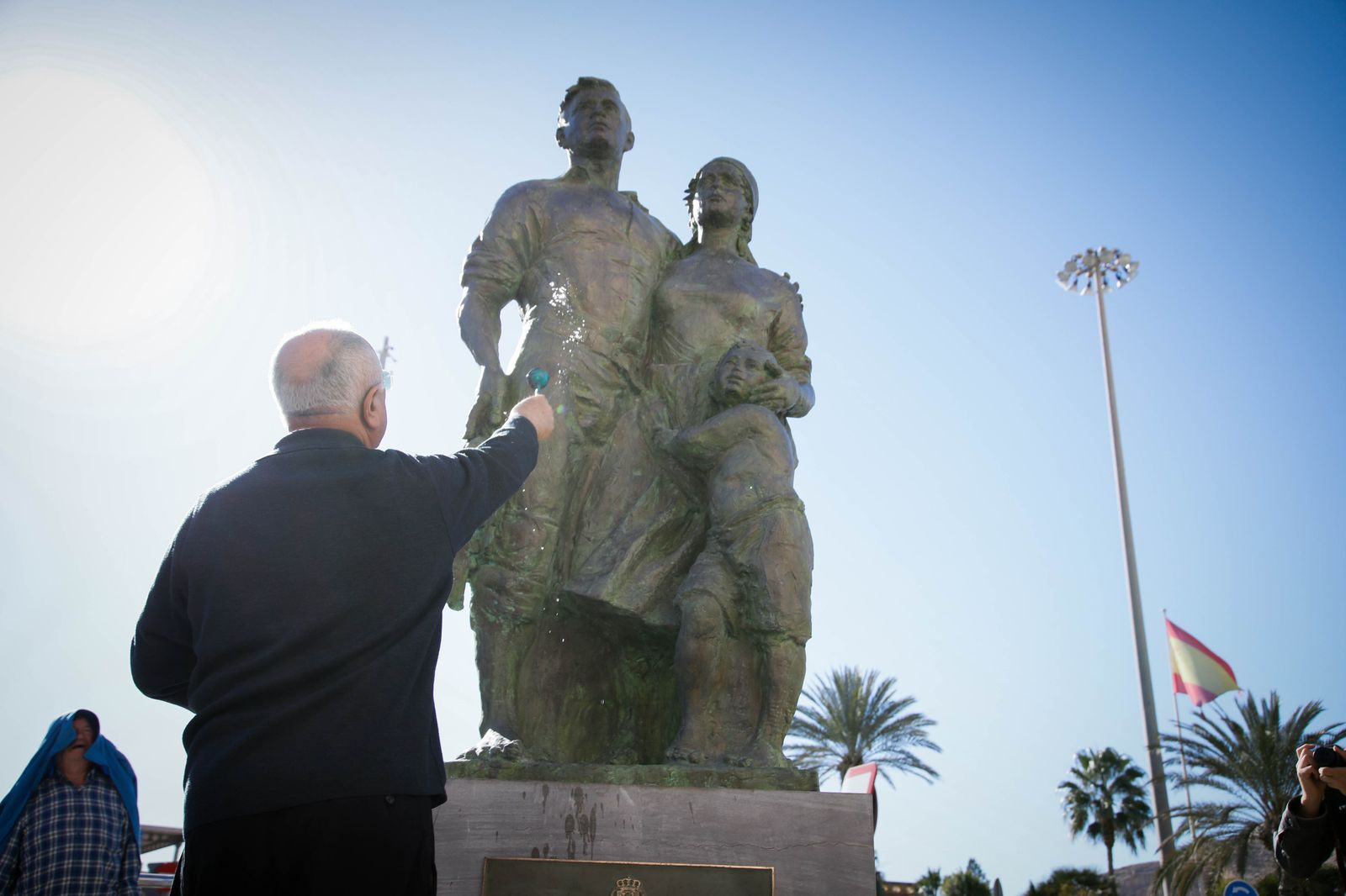 Imágenes de la inauguración sobre escultura ‘Familia Marinera’, del escultor Francisco Javier Galán, en homenaje a las familias de pescadores en Pescadería-La Chanca