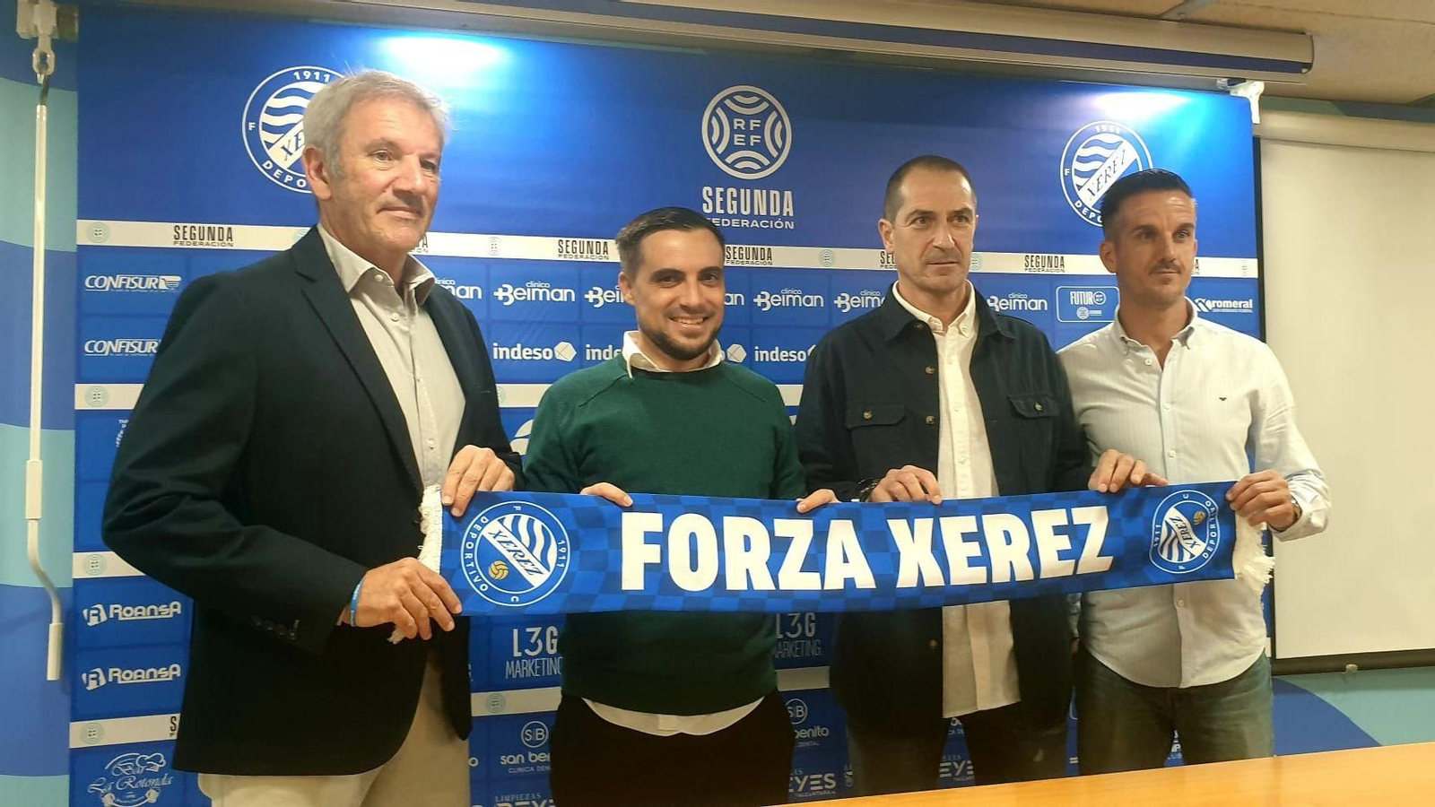 Diego Caro, junto a Sebatián Alonso, su segundo Jesús Ruiz y Antonio Bello, en su presentación como técnico del Xerez DFC.