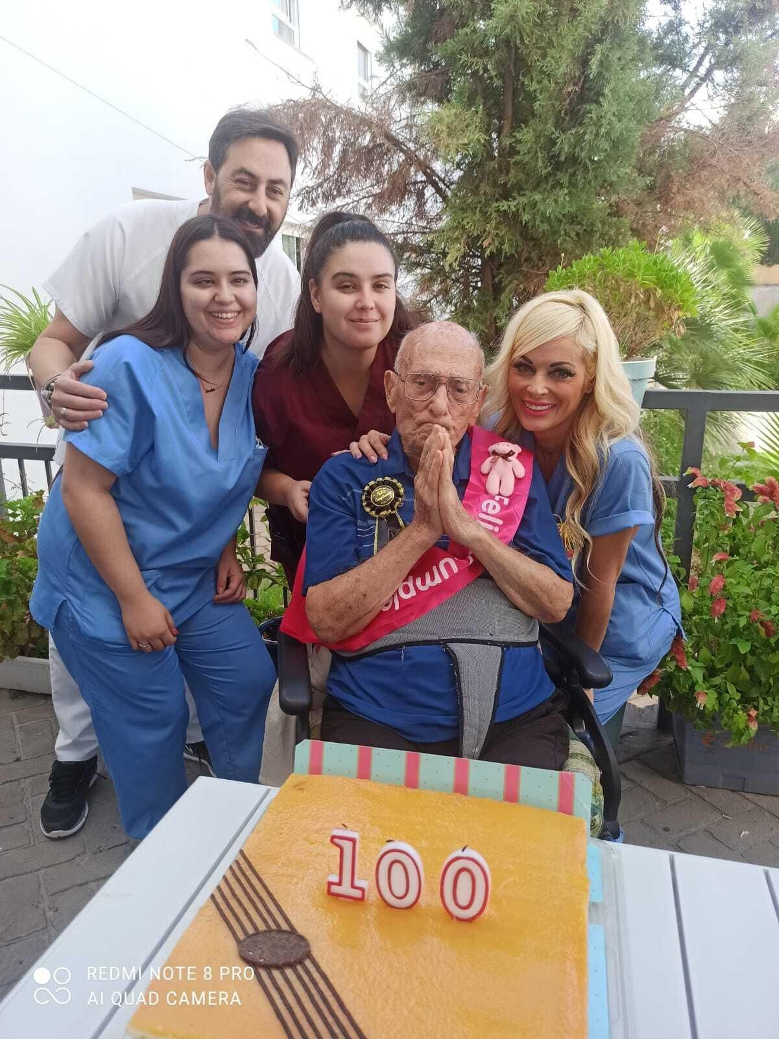 Manuel Garcia Benito junto a personal de la residencia Joaquín  Rosillo.