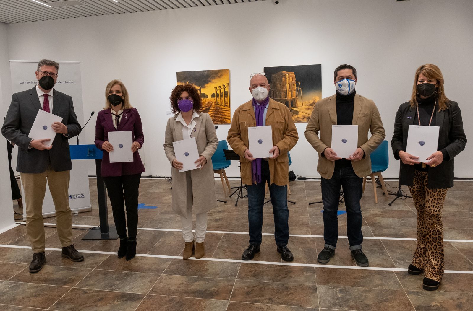 Las autoridades posan con la publicación del Ateneo.