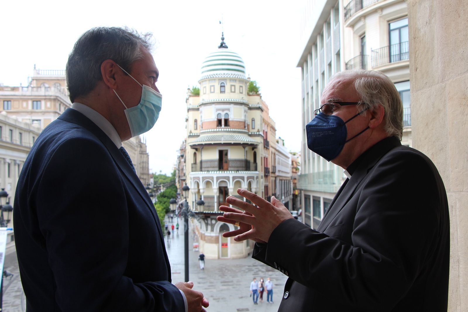 Espadas recibe a monseñor Saiz en el Ayuntamiento.