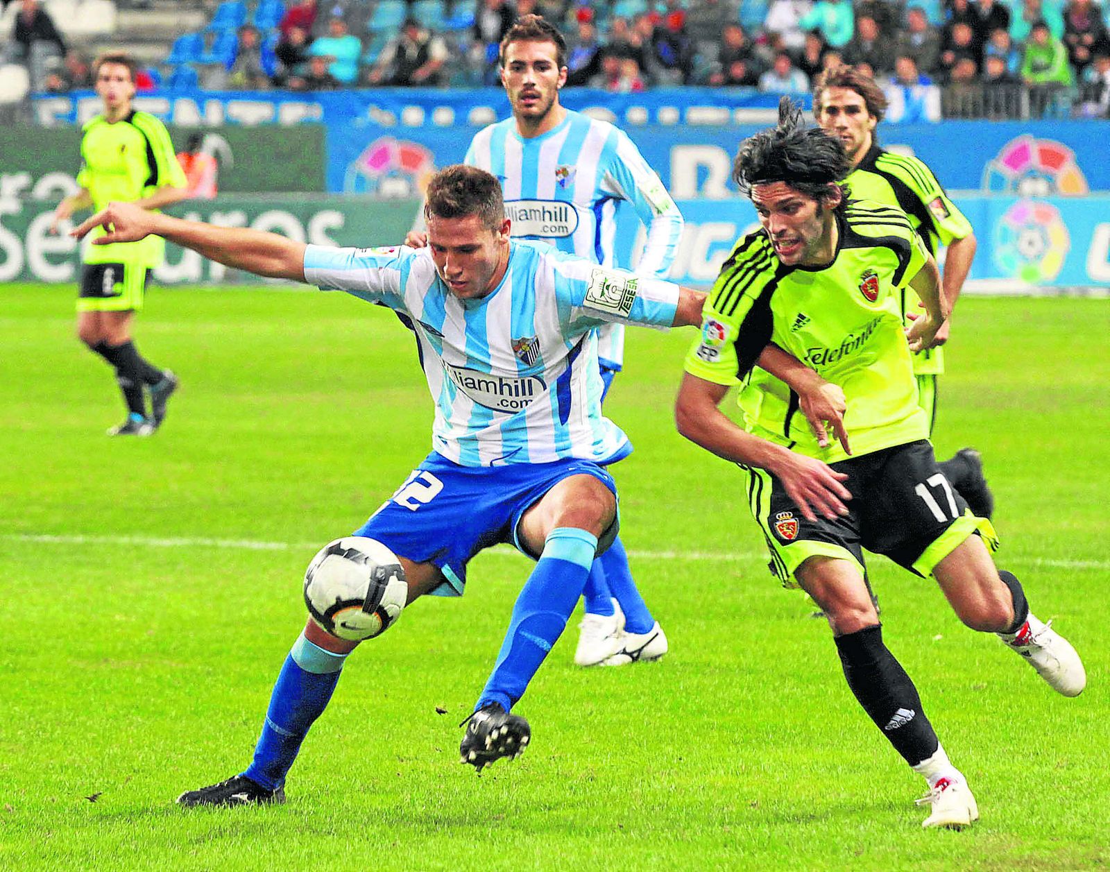 Iván González protege el balón ante el zaragocista Lafita en un encuentro en Primera División.
