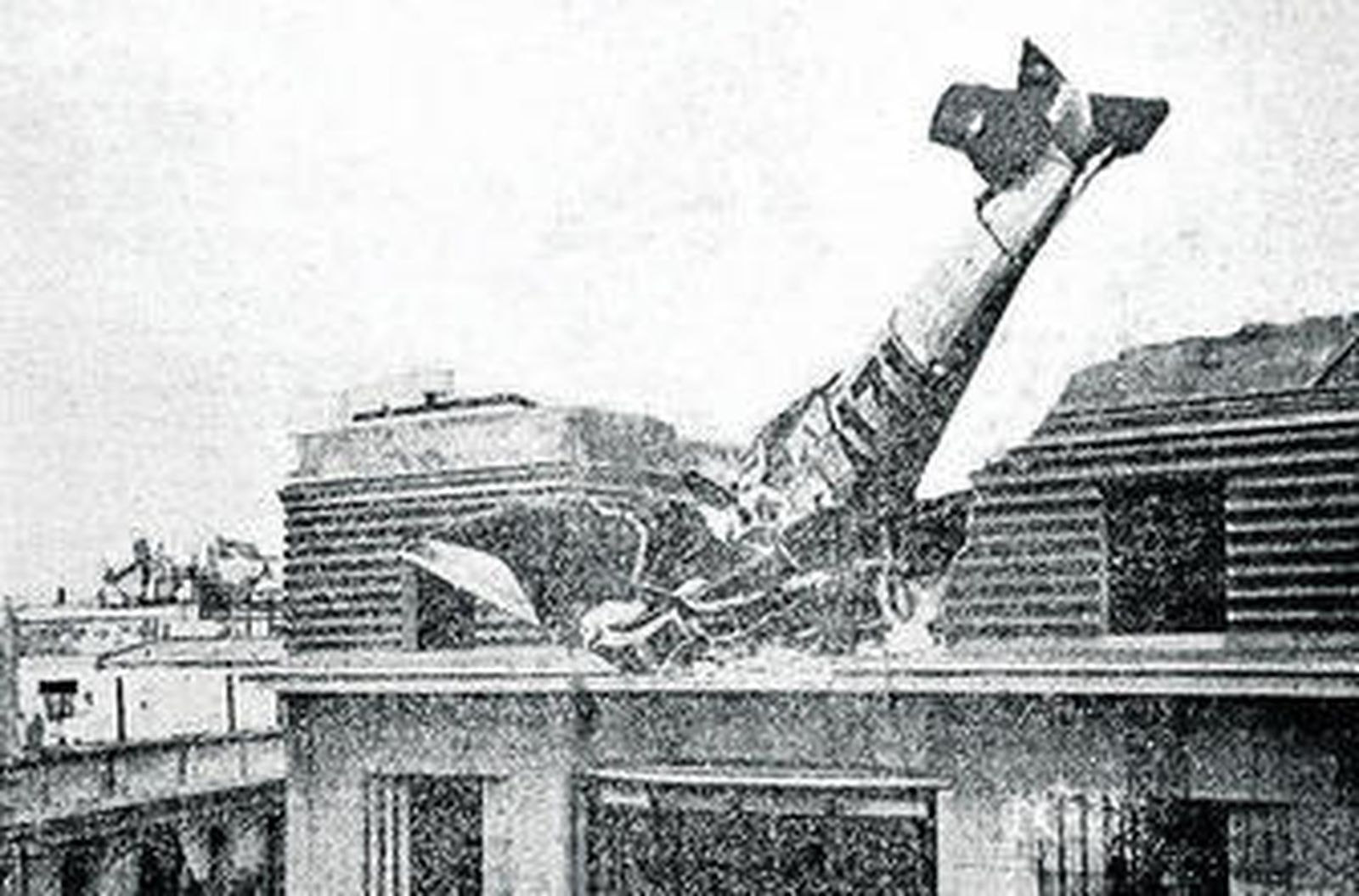 Una avioneta cae en la azotea del Cine Municipal