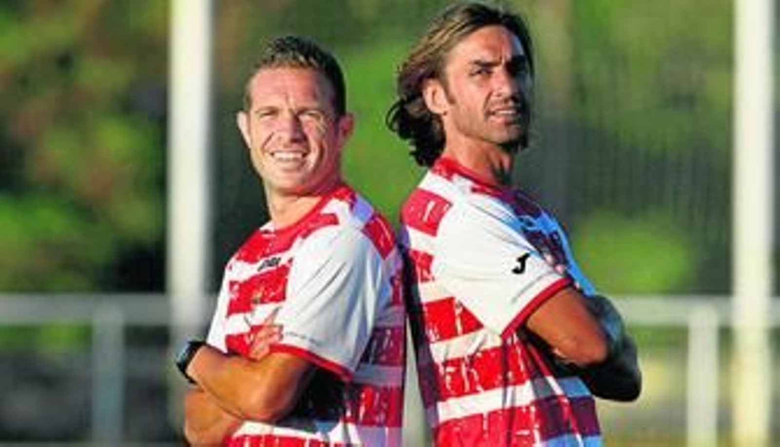 Luis García Tevenet y Javi Navarro, ayudantes de Antonio Álvarez, posan en el campo de entrenamiento de Costa Ballena.