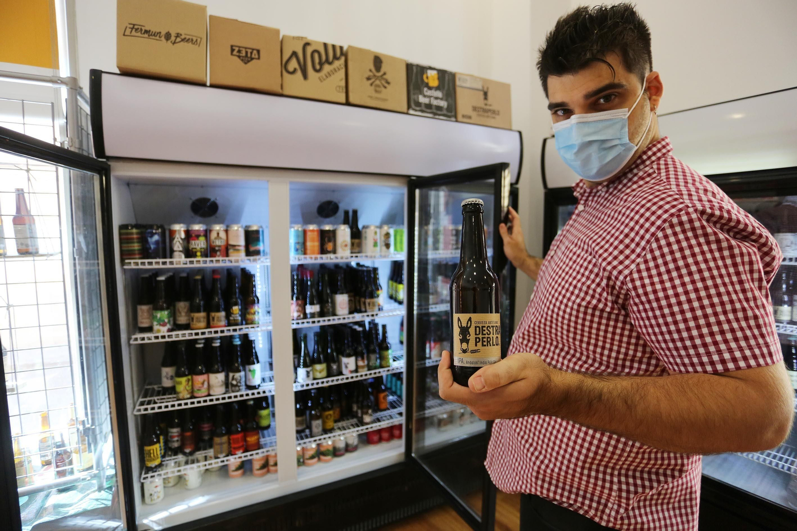 El emprendedor jerezano Alberto Cala junto a una de las neveras en La Bodega del Lúpulo.
