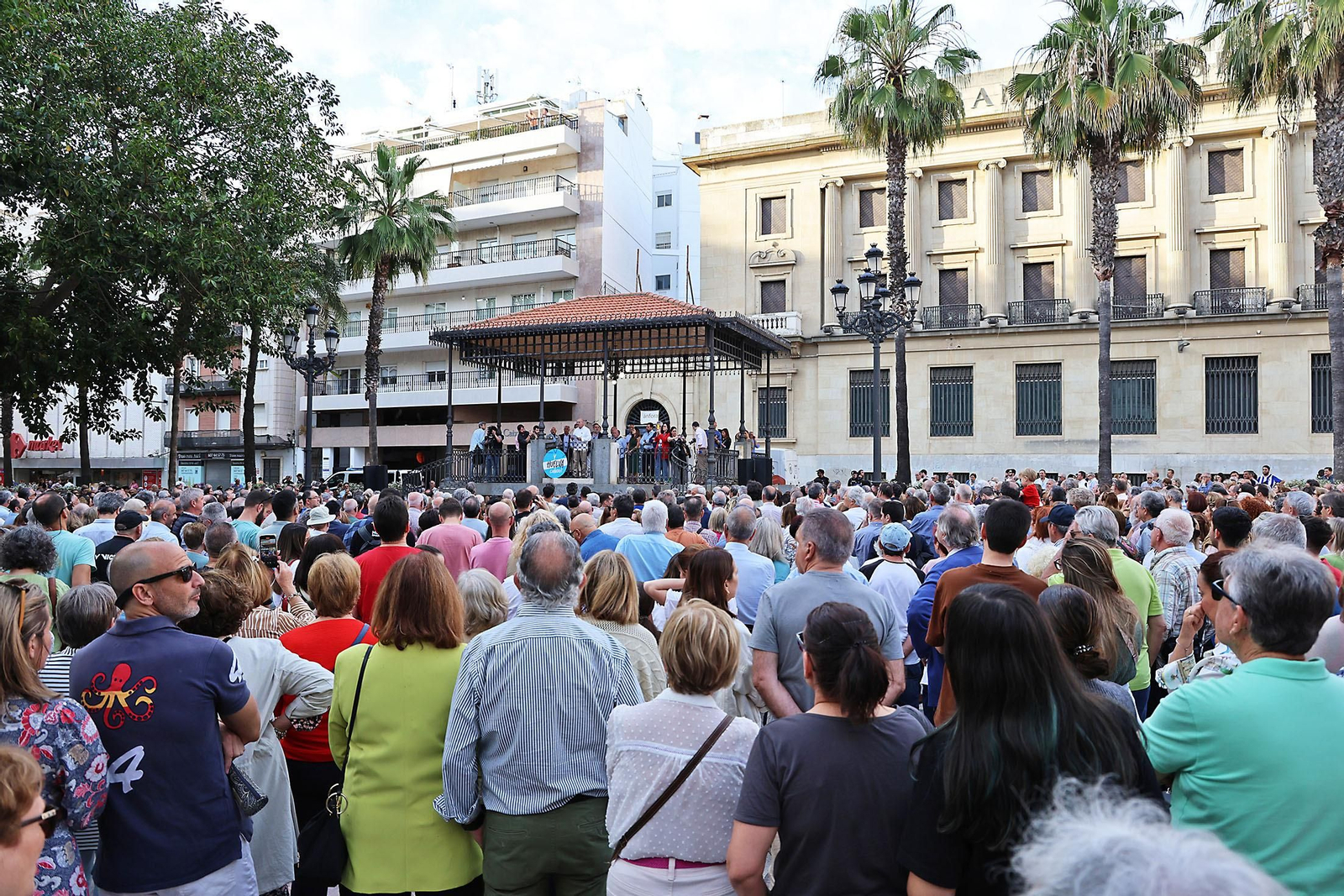 Imágenes de la concentración por las infraestructuras para Huelva