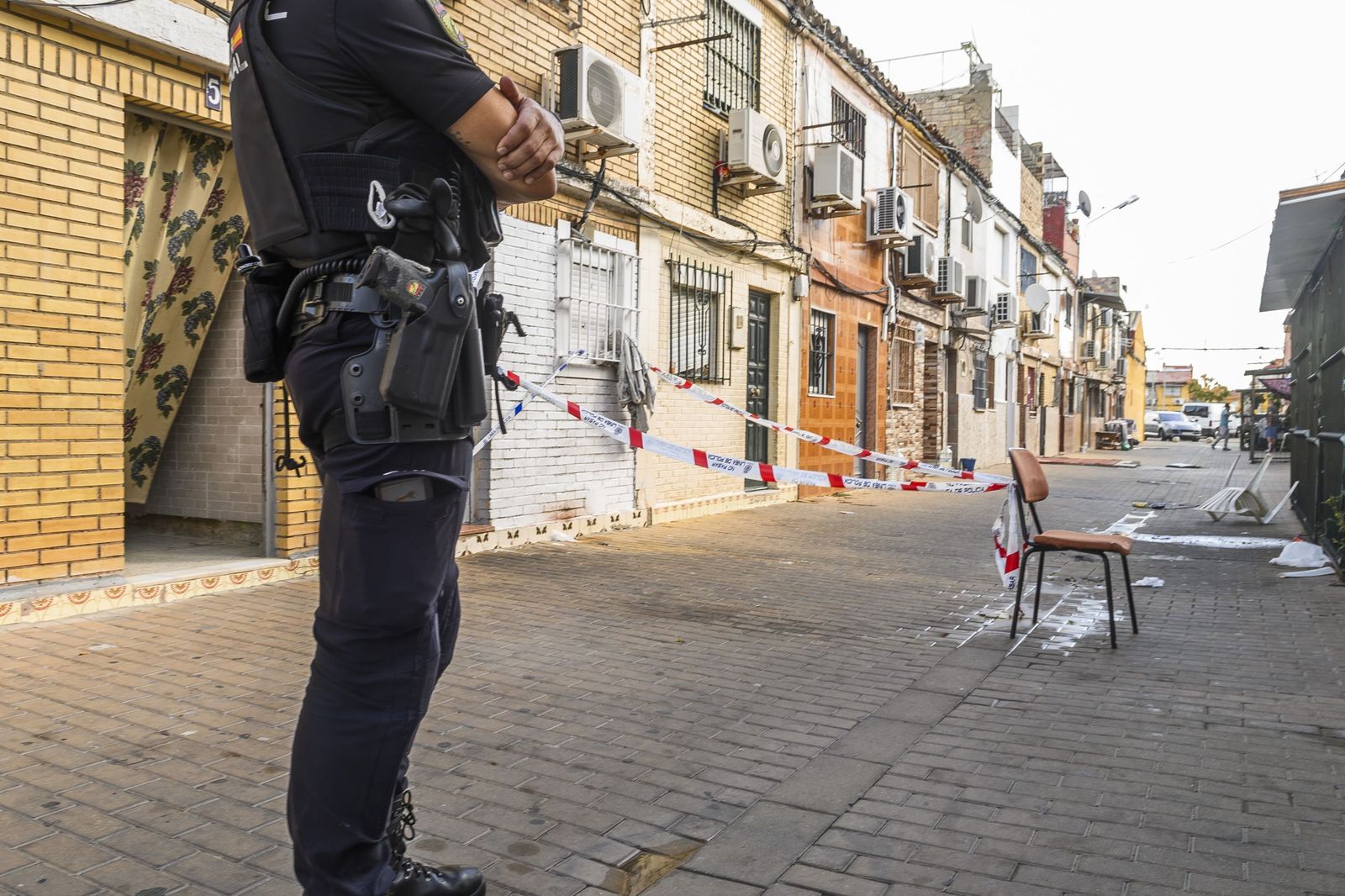 Un policía nacional monta guardia en una calle de Torreblanca.
