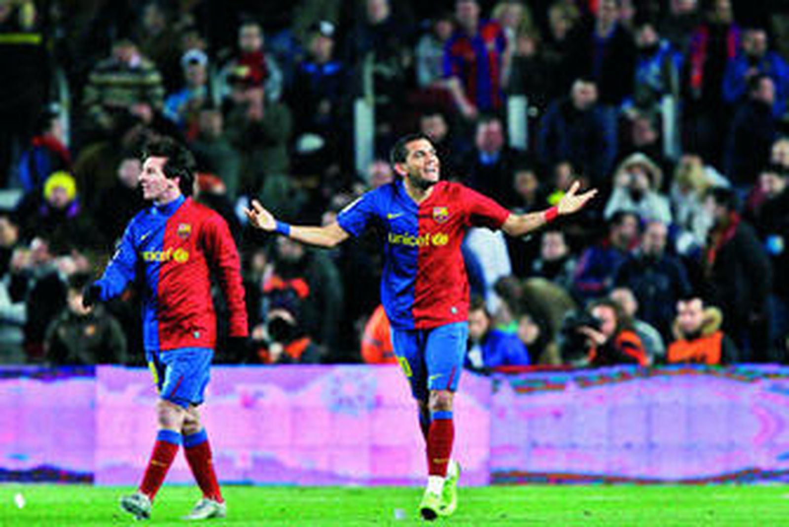 Daniel Alves le pide a la afición que anime, después del gol que anotó en la victoria sobre el Sporting.