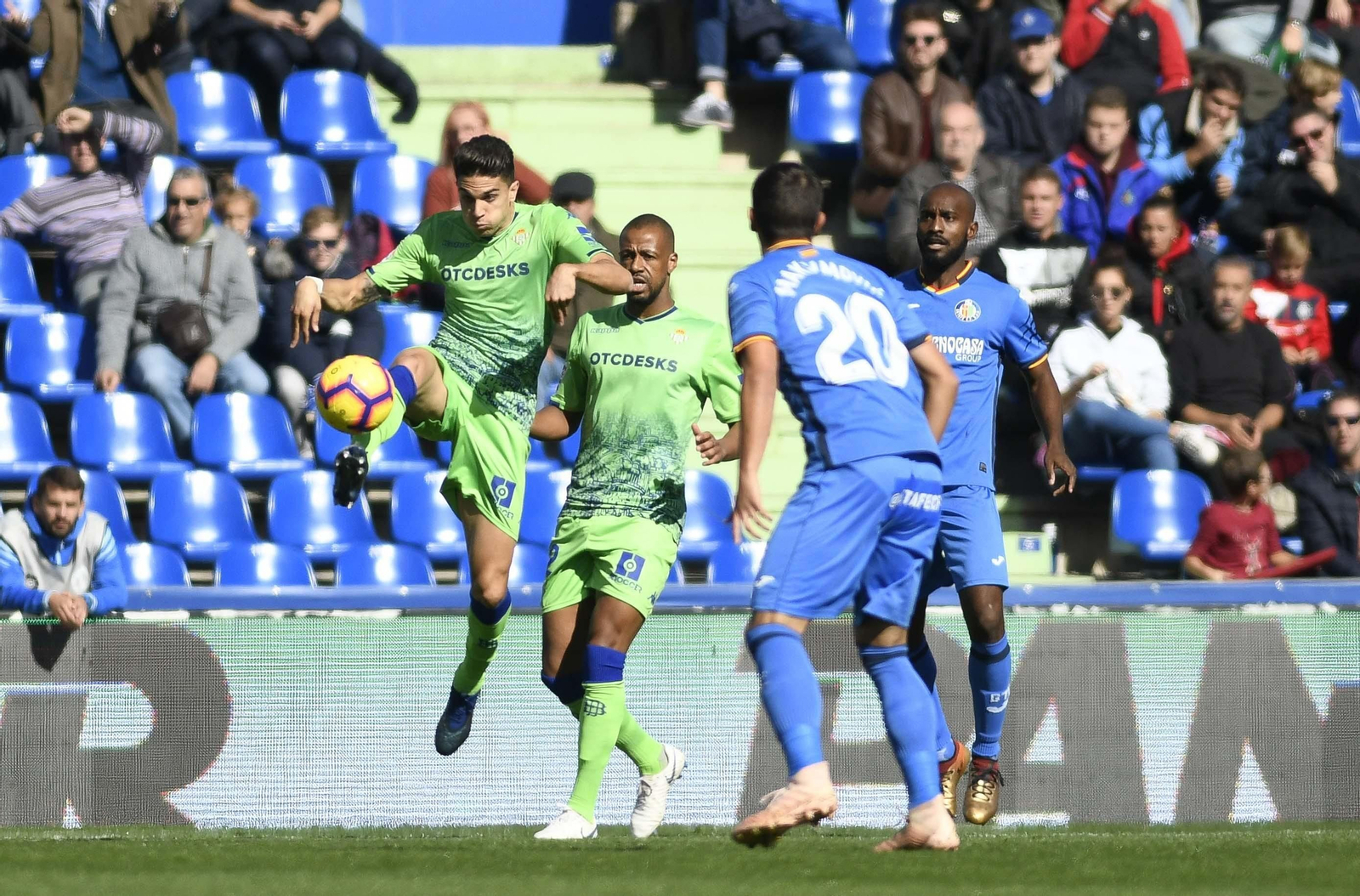 Bartra despeja una pelota en partido de la primera vuelta.