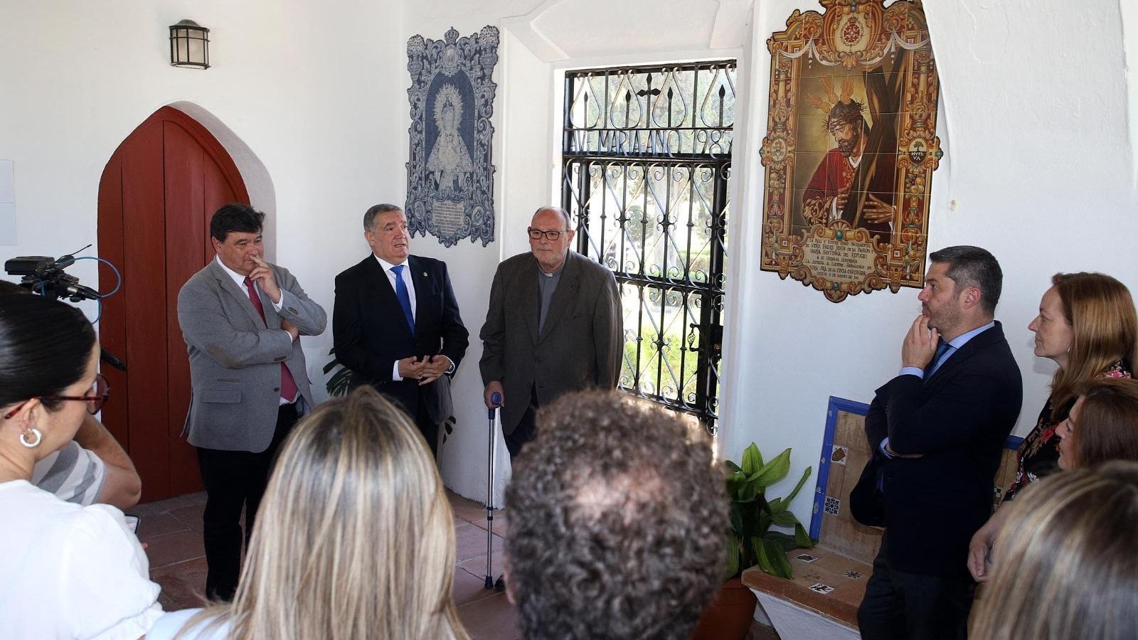 El alcalde de Huelva y el hermano mayor de la Cinta durante la presentación del museo.