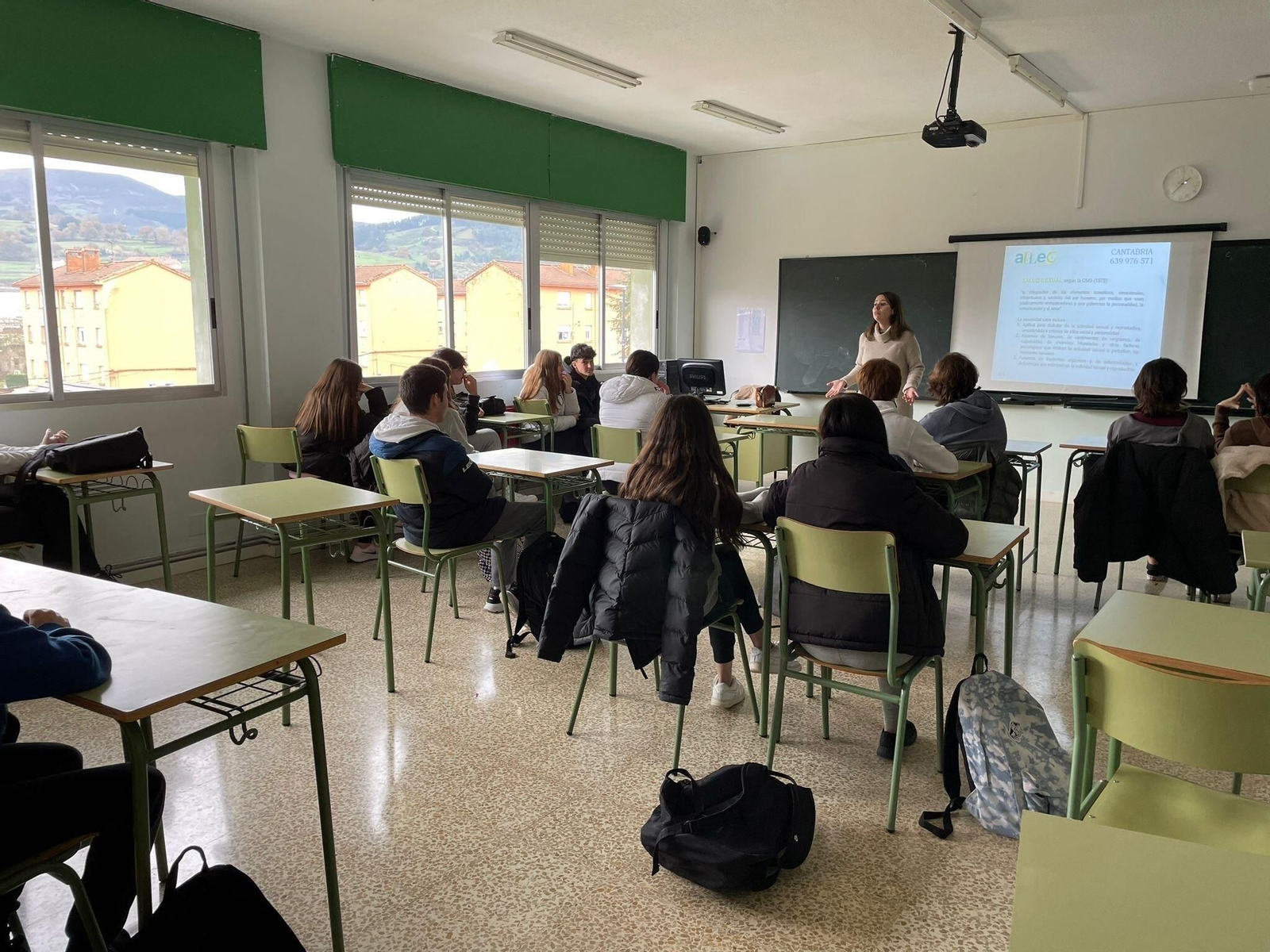 Alumnos en un instituto durante una clase.