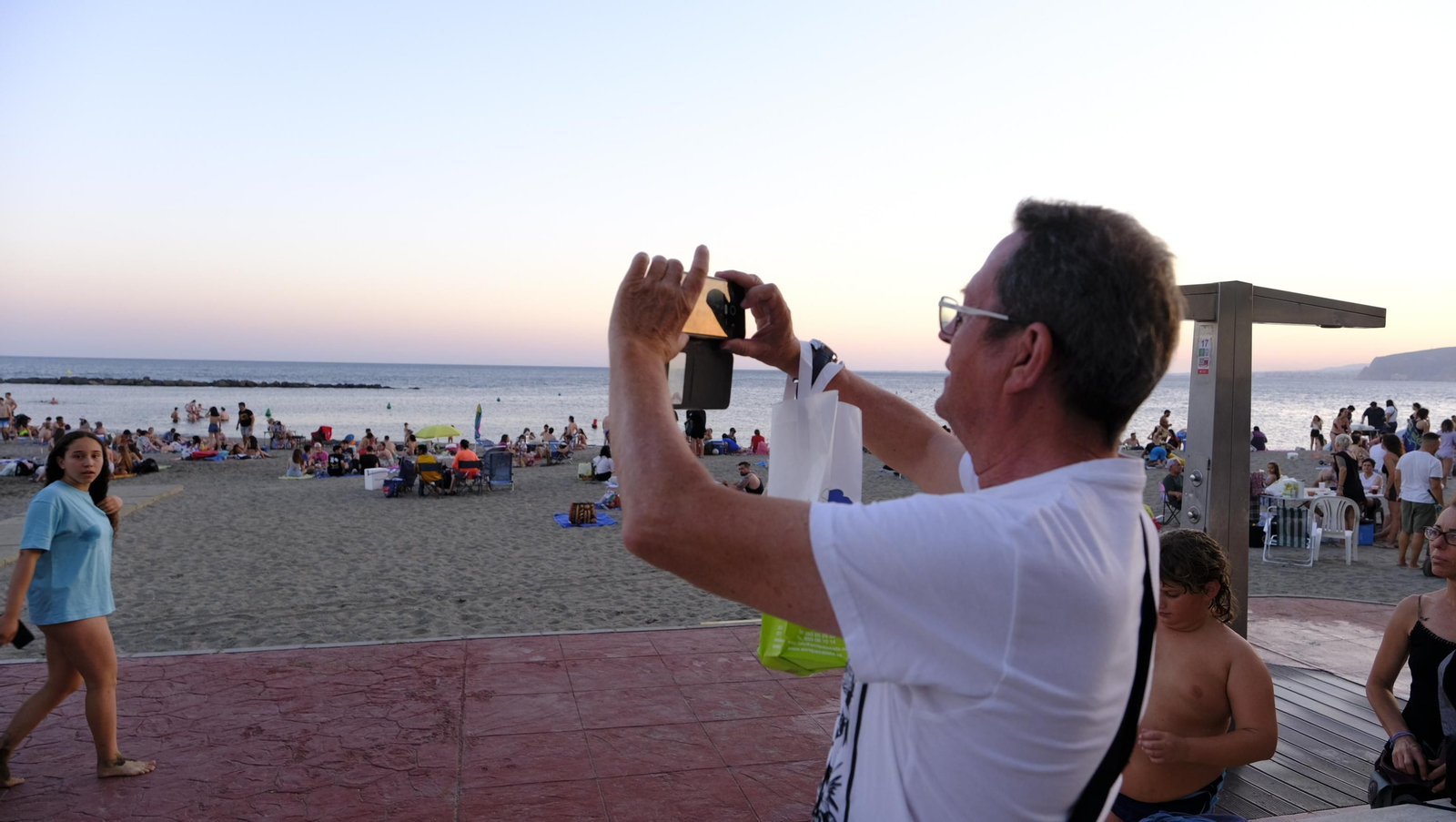 Imágenes de las hogueras de la Noche de San Juan en Almería capital