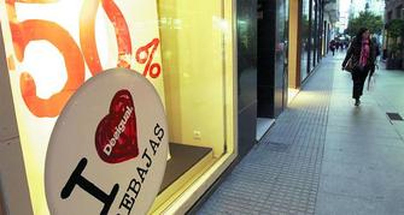 Los establecimientos siguen intentando atraer a los compradores con enormes carteles que indican que las rebajas continúan.