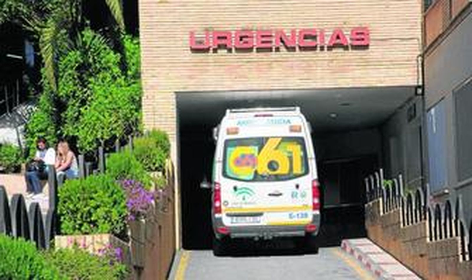 Una ambulancia del 061 llega ayer a urgencias del Hospital Carlos Haya.