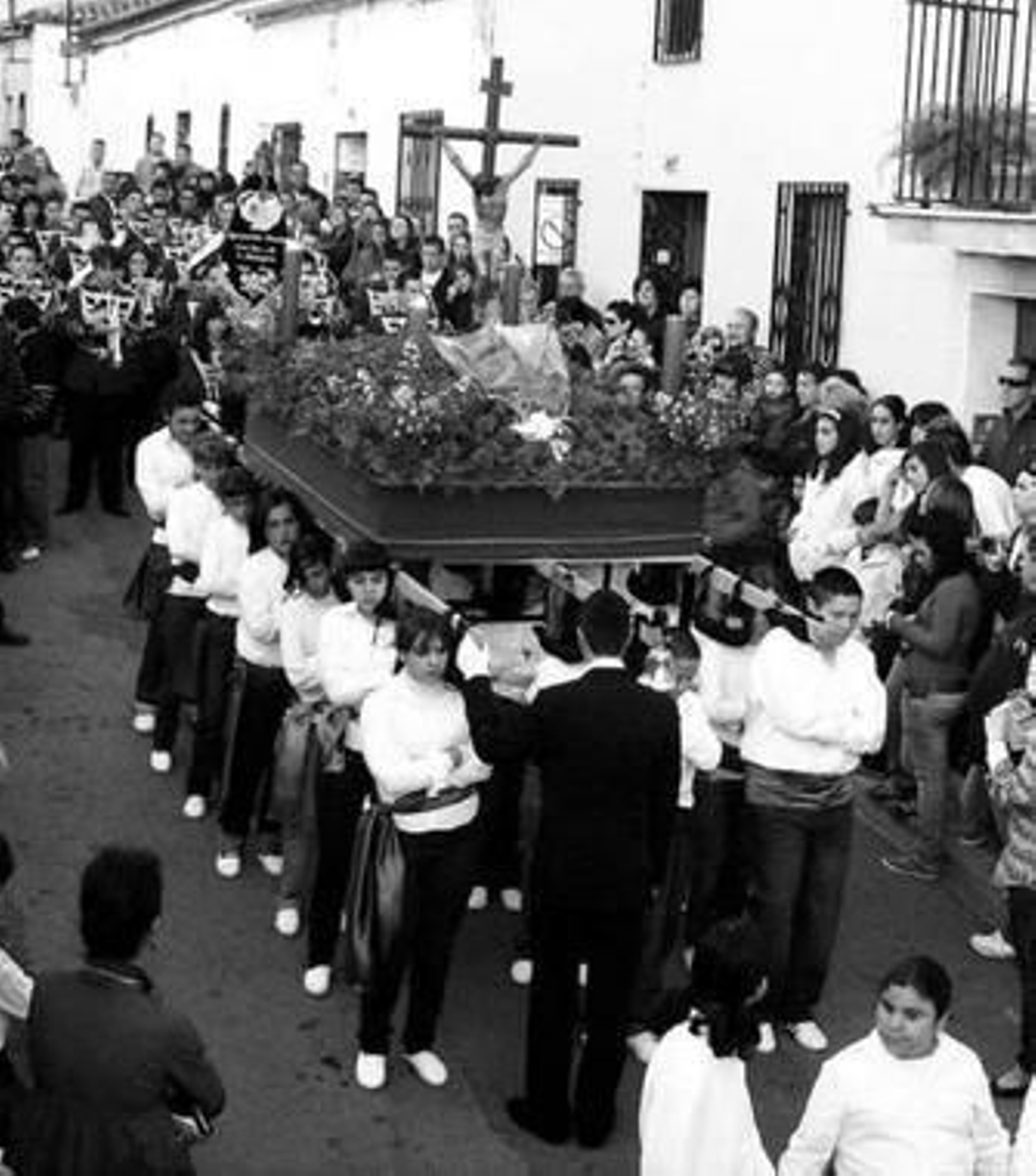 Los pozoalbenses se agolpan para ver el paso del Nazareno. Los pozoalbenses se agolpan para ver el paso del Nazareno.