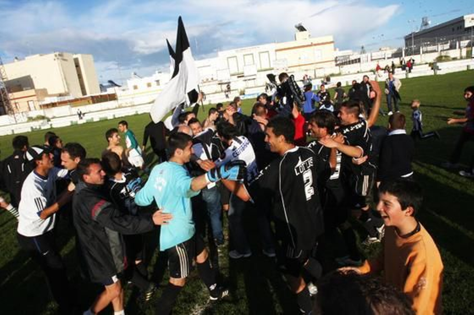 Los linenses empatan sin goles en Puerto Real y celebran el título de campeón de Liga.

Foto: Paco Guerrero