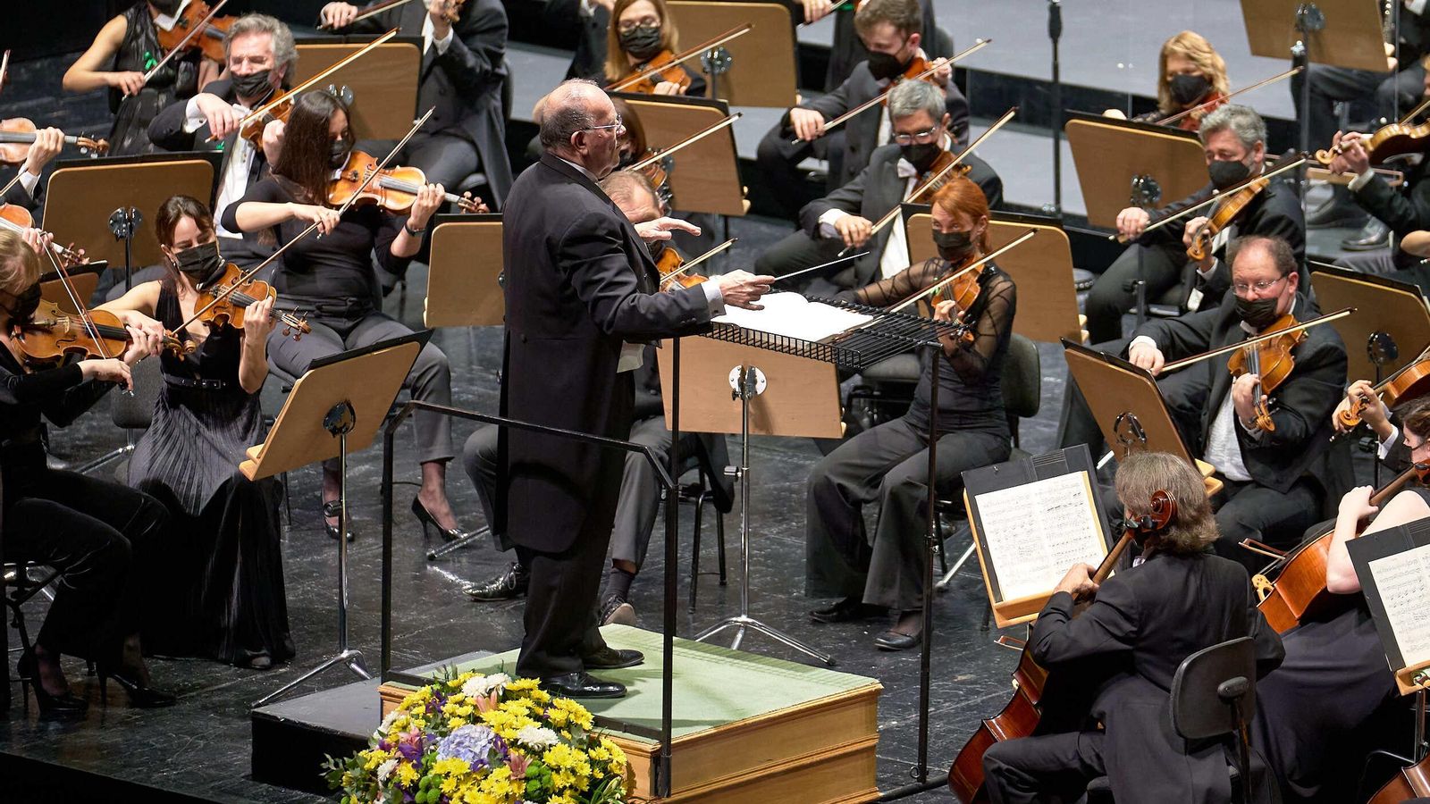 Marc Soustrot al frente de la ROSS en un reciente concierto en el Maestranza.