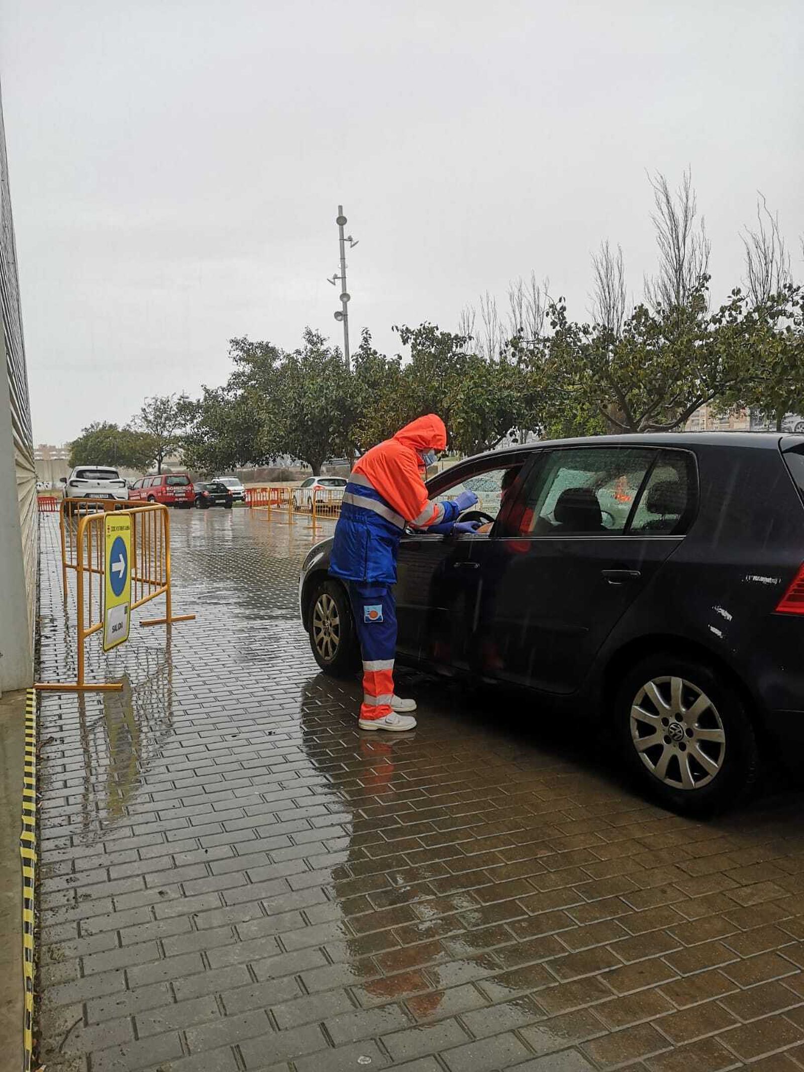 Uno de los enfermeros durante la vacunación en el Palacio de los Juegos Mediterráneos