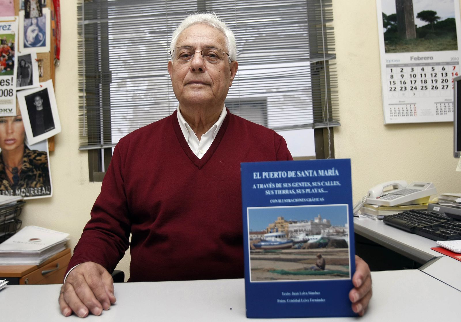 Juan Leiva, con una de sus publicaciones.