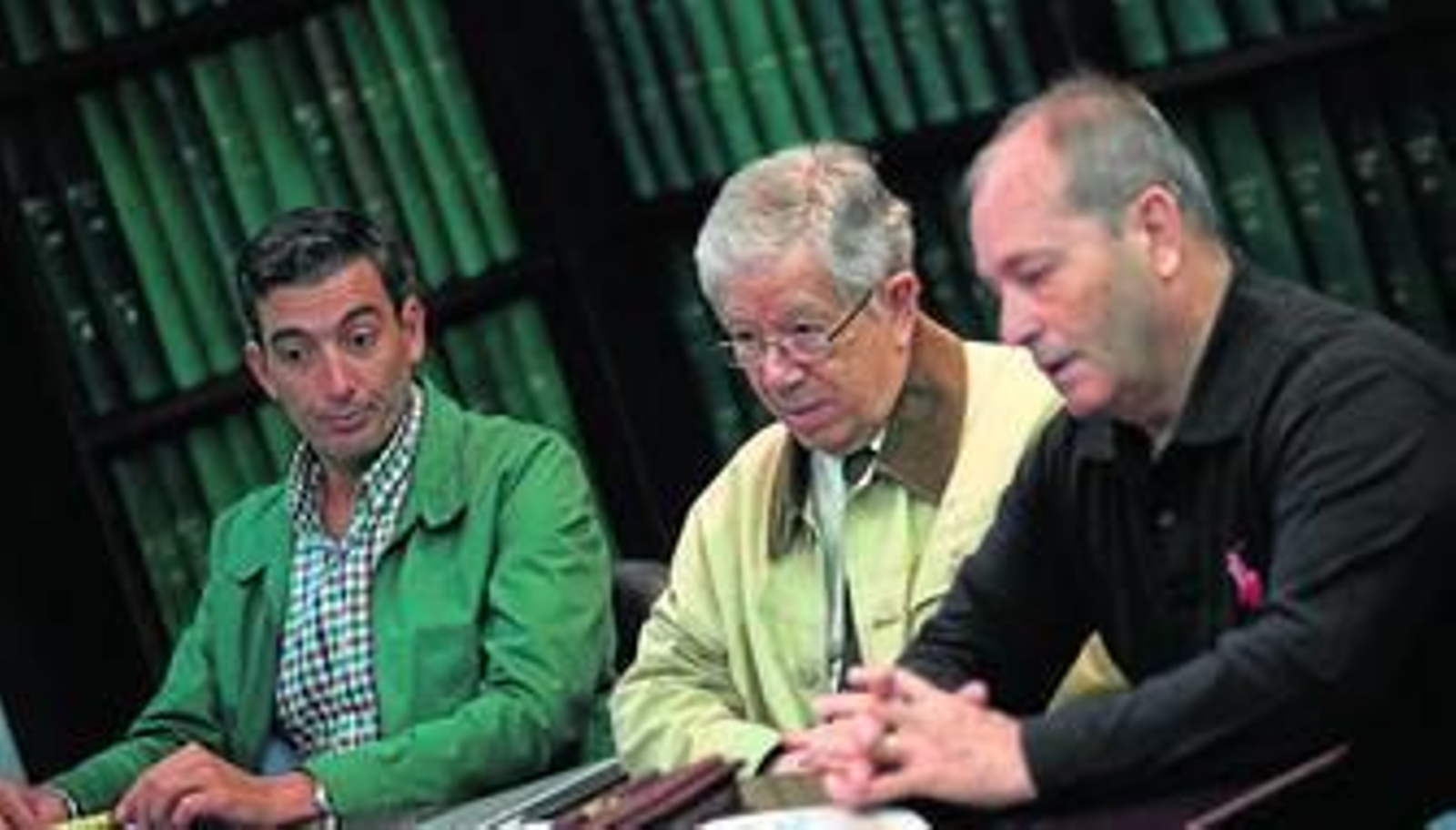 De izquierda a derecha, Miguel Ángel González, Abel Fernández Calderón y Wenceslao Domínguez, de la Plataforma de Solidaridad Vecinal.