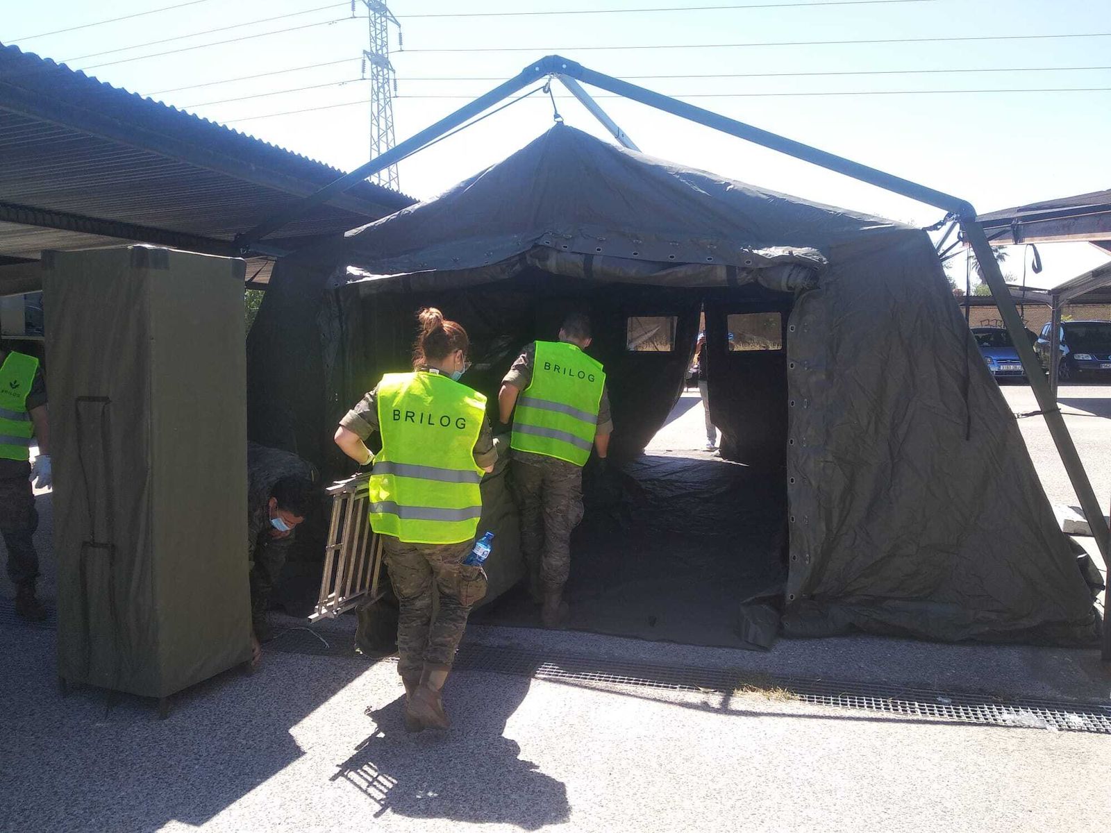 Instalación de las tiendas por parte de los militares de la Brigada Logística.